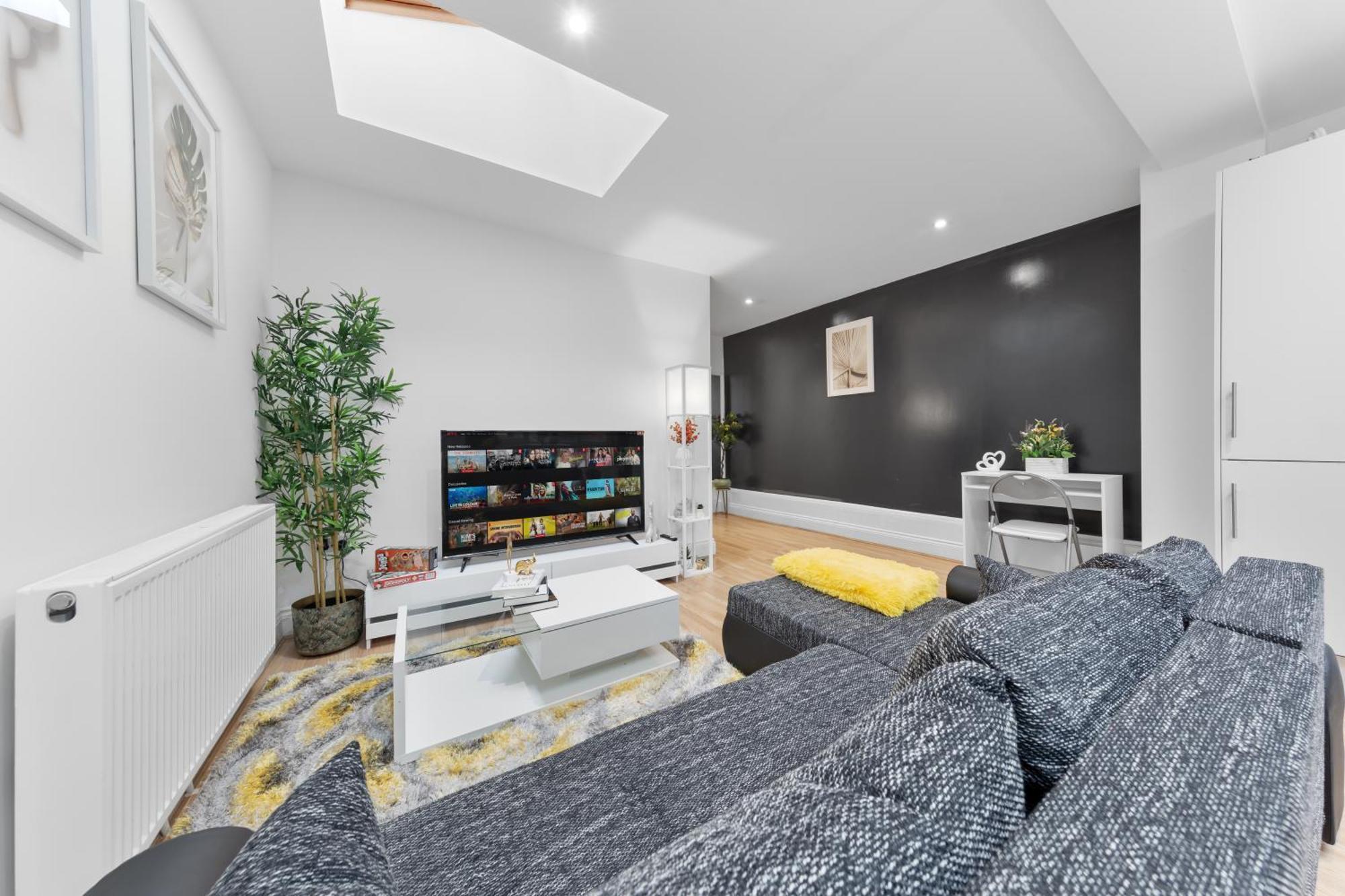Immaculate 2-bed Flat Near London, With Garden & Parking Available- Save On Long Stays! Instant Book! Appartement