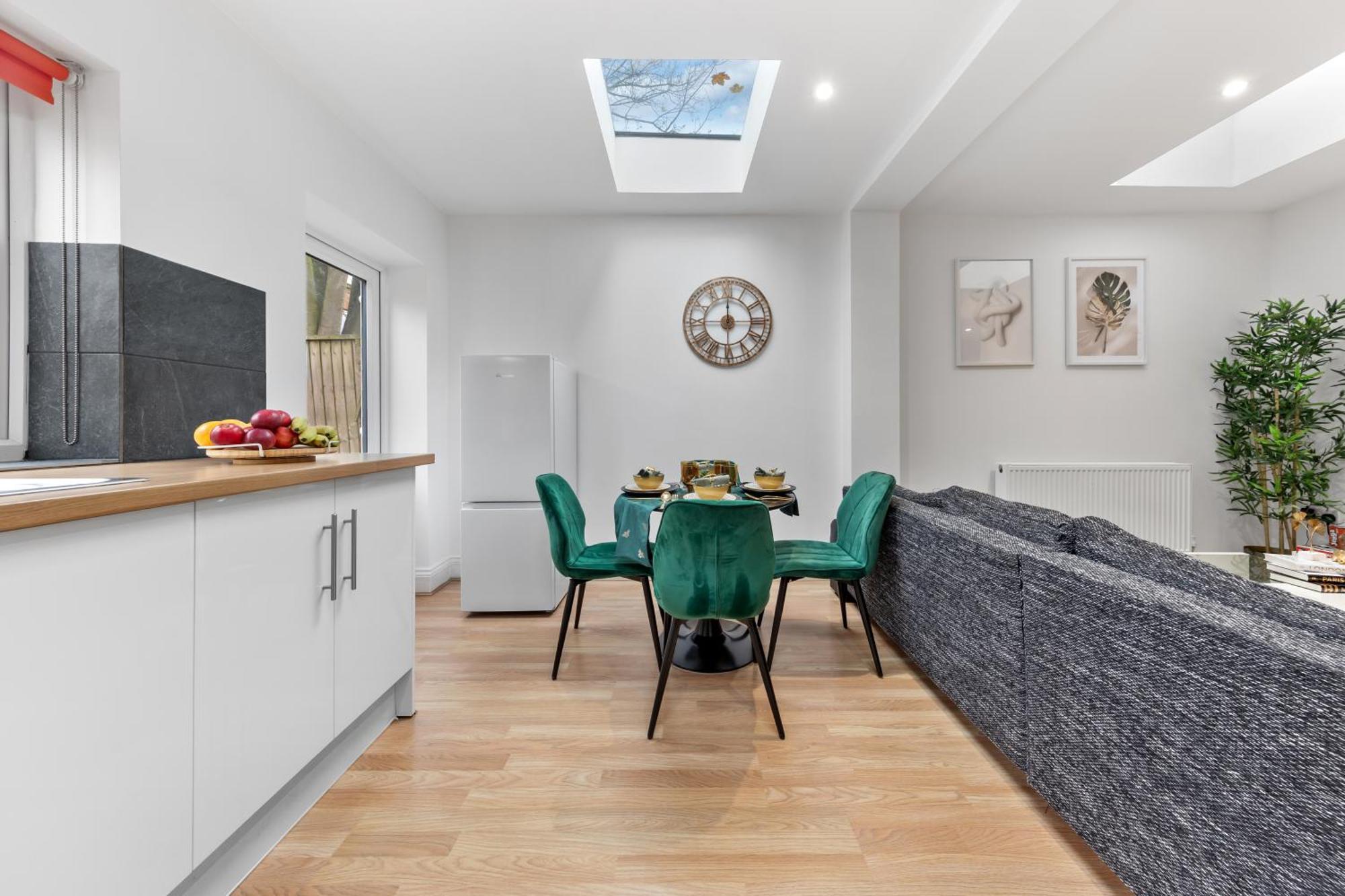 Immaculate 2-bed Flat Near London, With Garden & Parking Available- Save On Long Stays! Instant Book! Londres