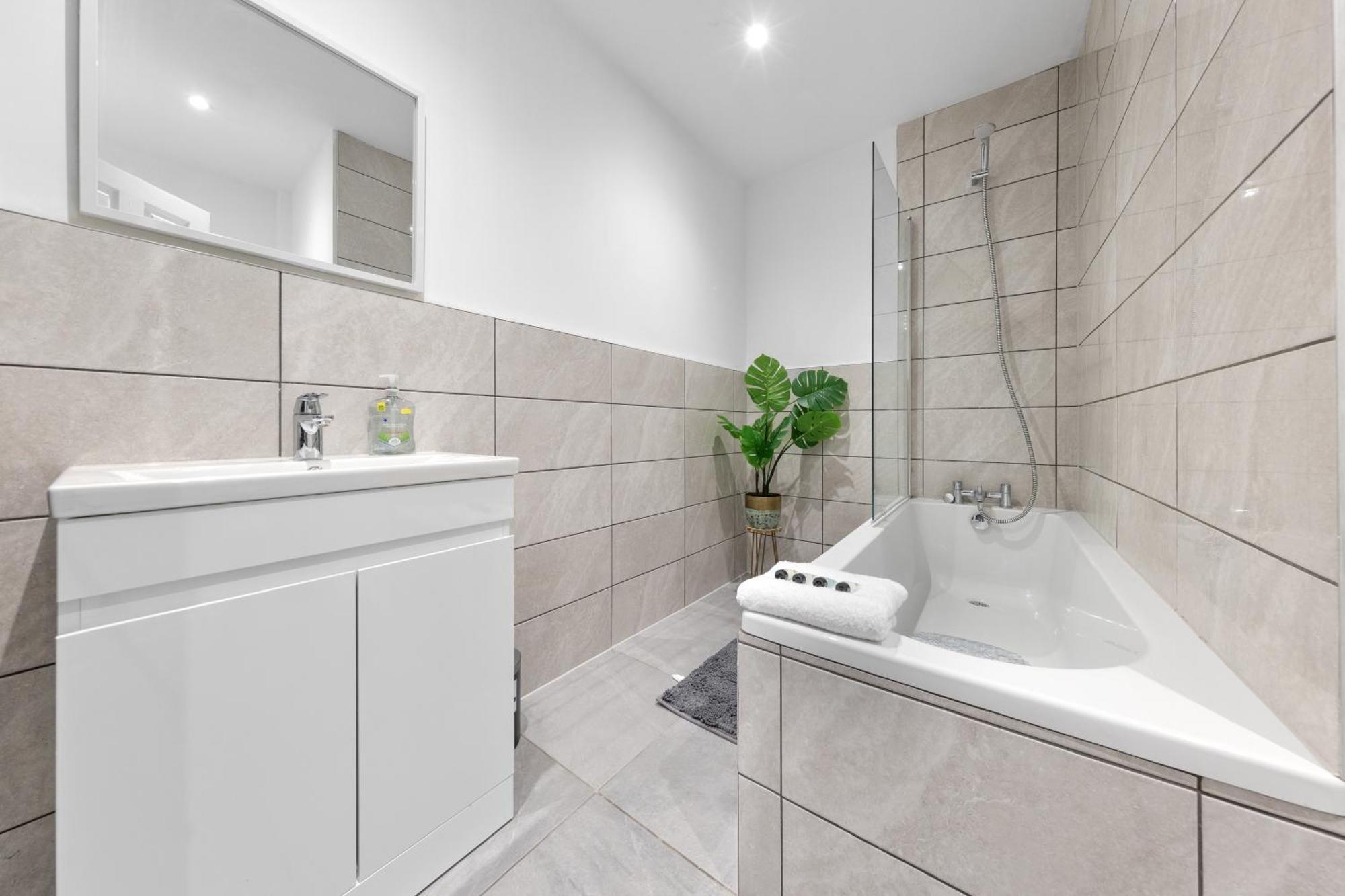 Immaculate 2-bed Flat Near London, With Garden & Parking Available- Save On Long Stays! Instant Book! Londres