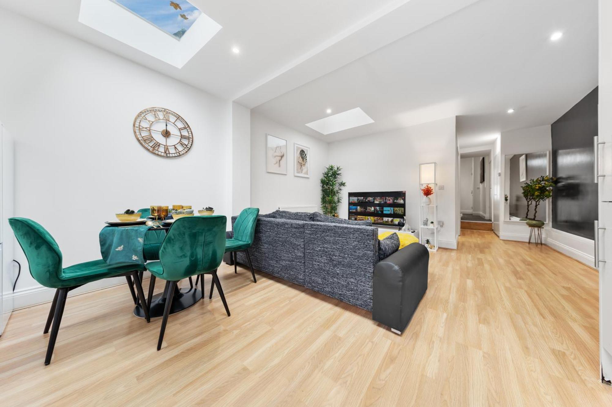 Immaculate 2-bed Flat Near London, With Garden & Parking Available- Save On Long Stays! Instant Book! * Londres