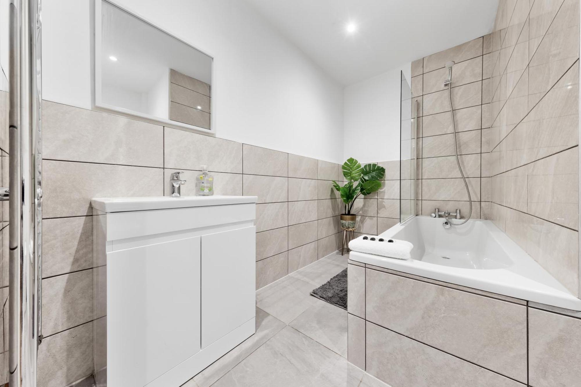 Immaculate 2-bed Flat Near London, With Garden & Parking Available- Save On Long Stays! Instant Book! * Londres