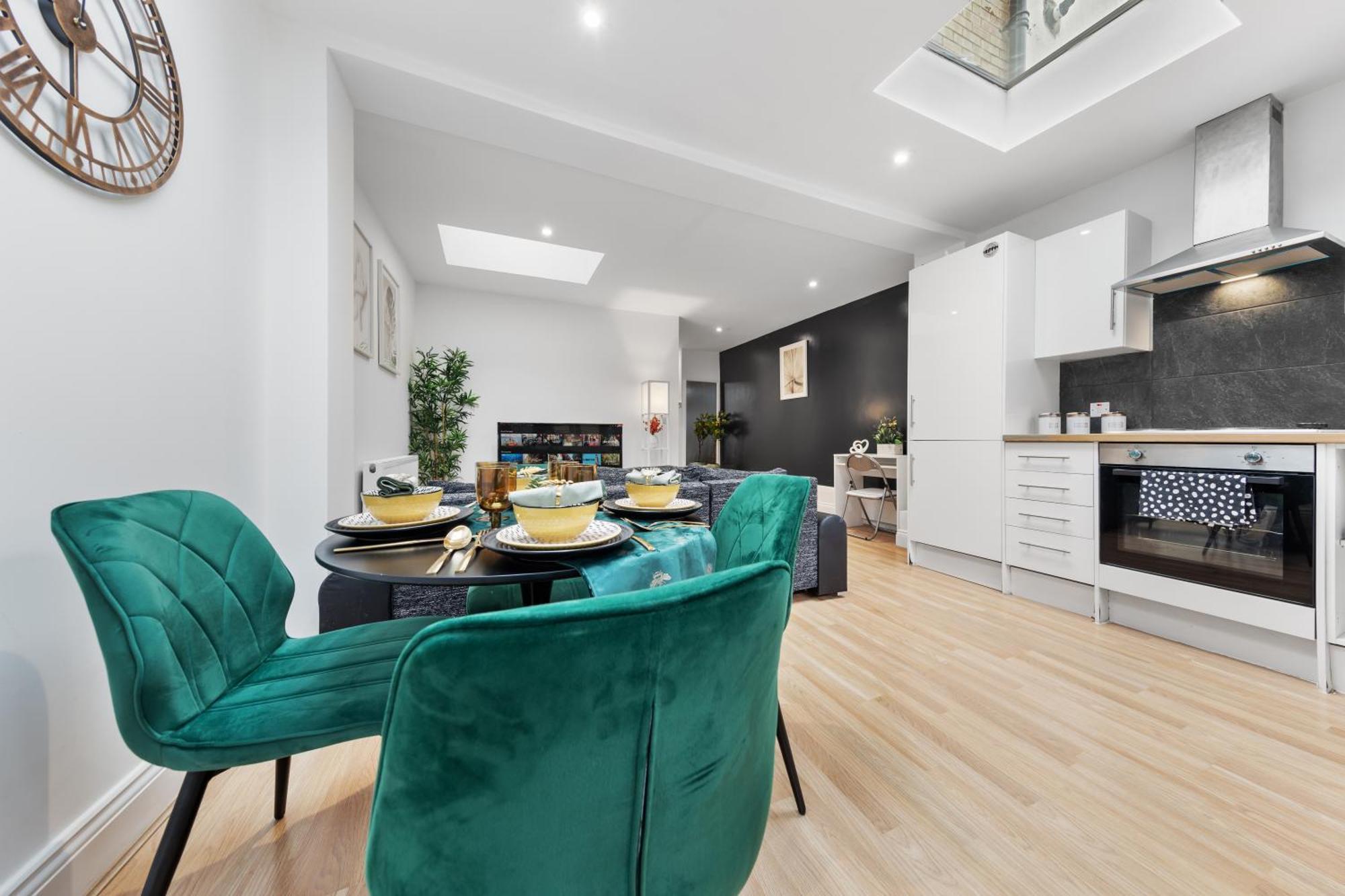 Appartement Immaculate 2-bed Flat Near London, With Garden & Parking Available- Save On Long Stays! Instant Book! *