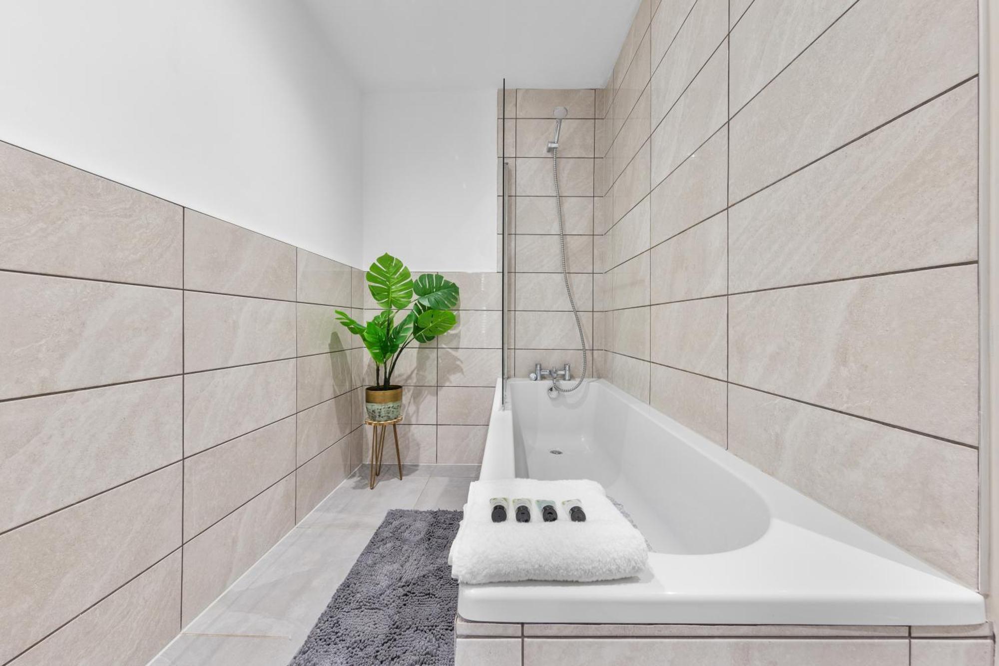 Immaculate 2-bed Flat Near London, With Garden & Parking Available- Save On Long Stays! Instant Book! Londres