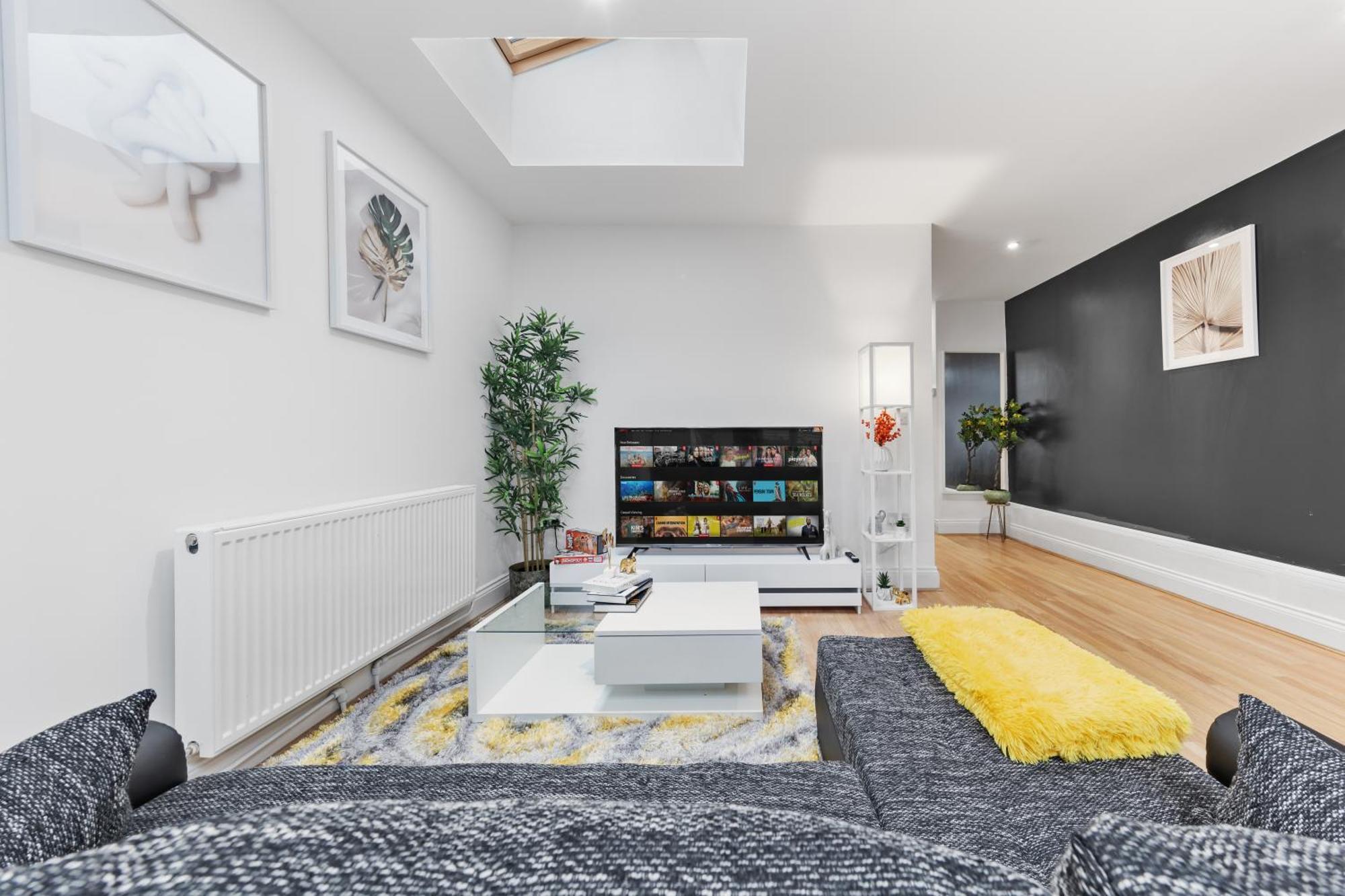 Immaculate 2-bed Flat Near London, With Garden & Parking Available- Save On Long Stays! Instant Book! Appartement *