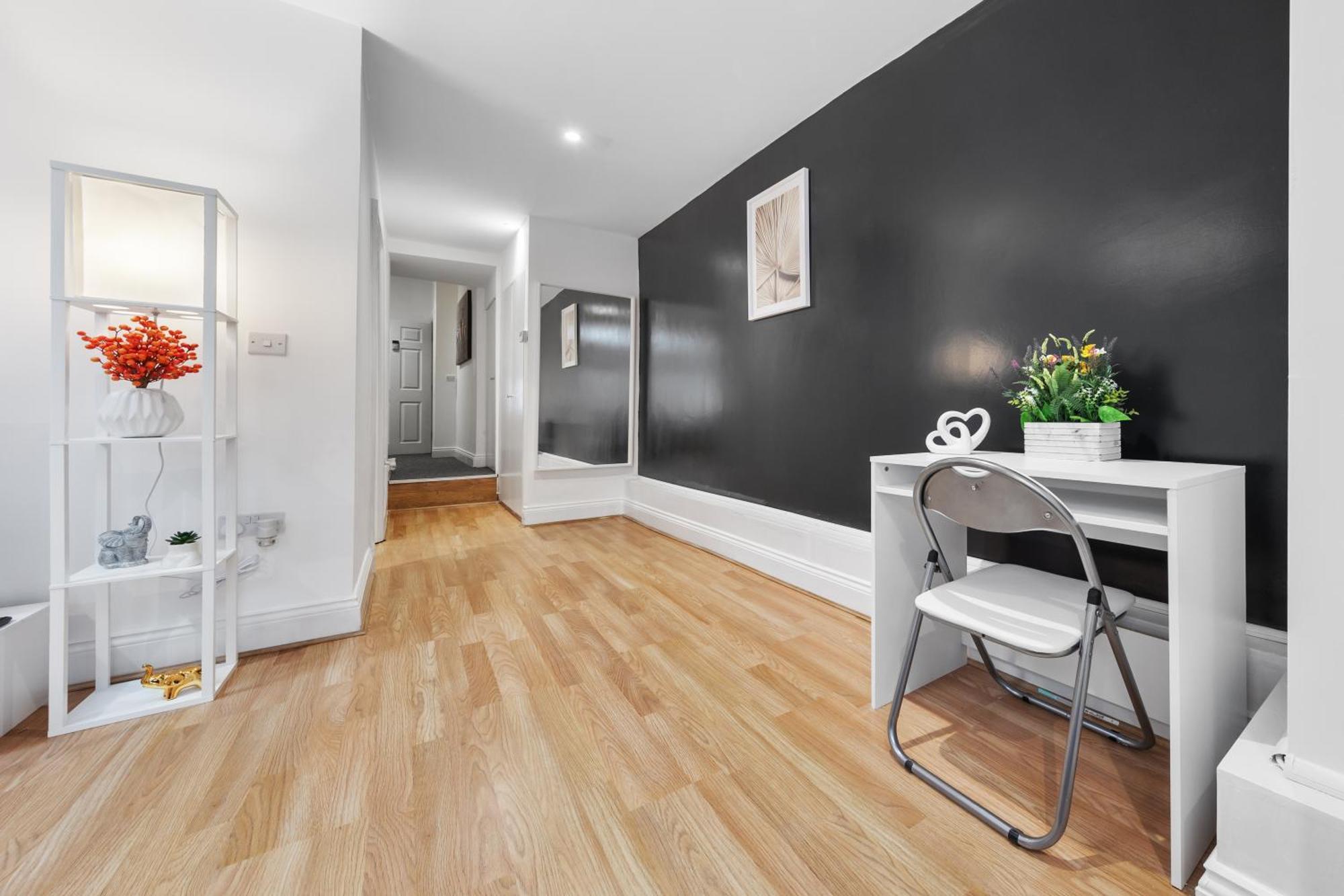 Immaculate 2-bed Flat Near London, With Garden & Parking Available- Save On Long Stays! Instant Book! * Londres