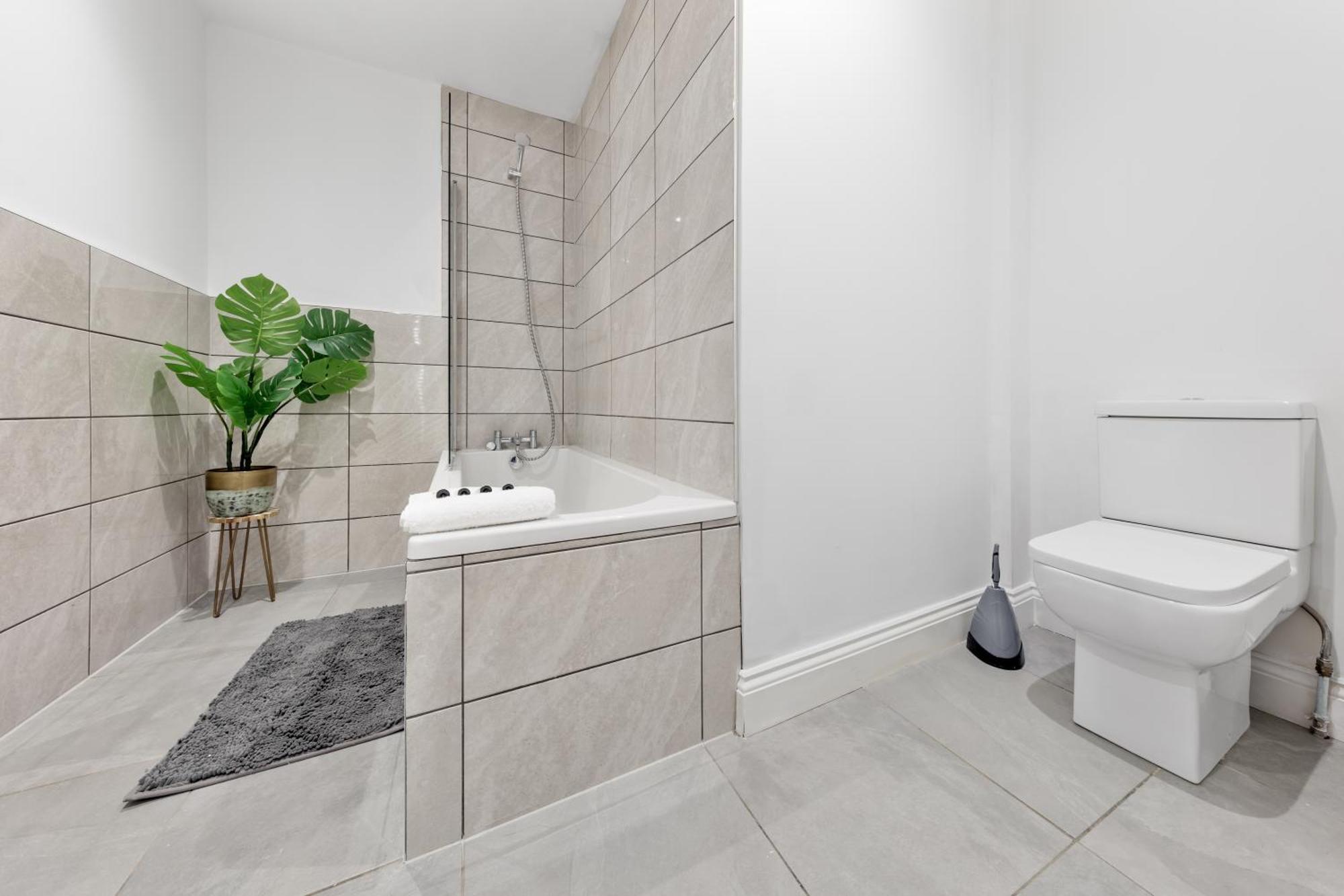 Immaculate 2-bed Flat Near London, With Garden & Parking Available- Save On Long Stays! Instant Book! * Londres