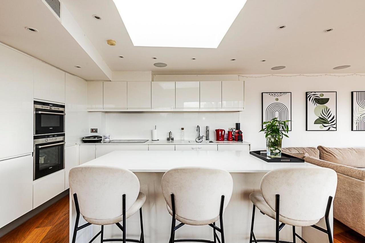 Appartement Modern Haven With Terrace View & Urban Charm *