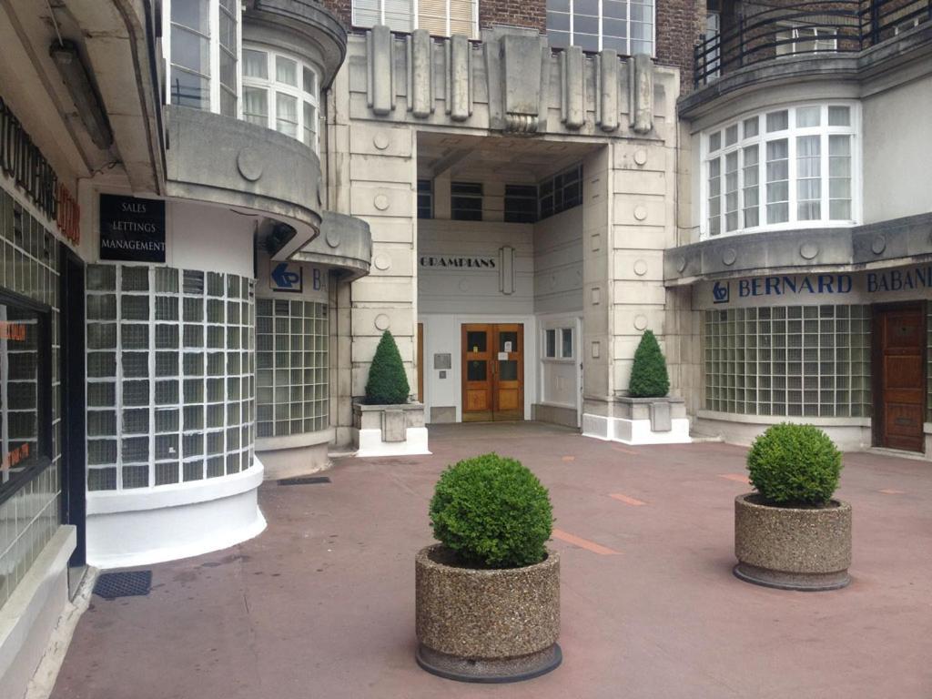 Spacious 2 Bed Flat Grade 2 Art Deco Building *