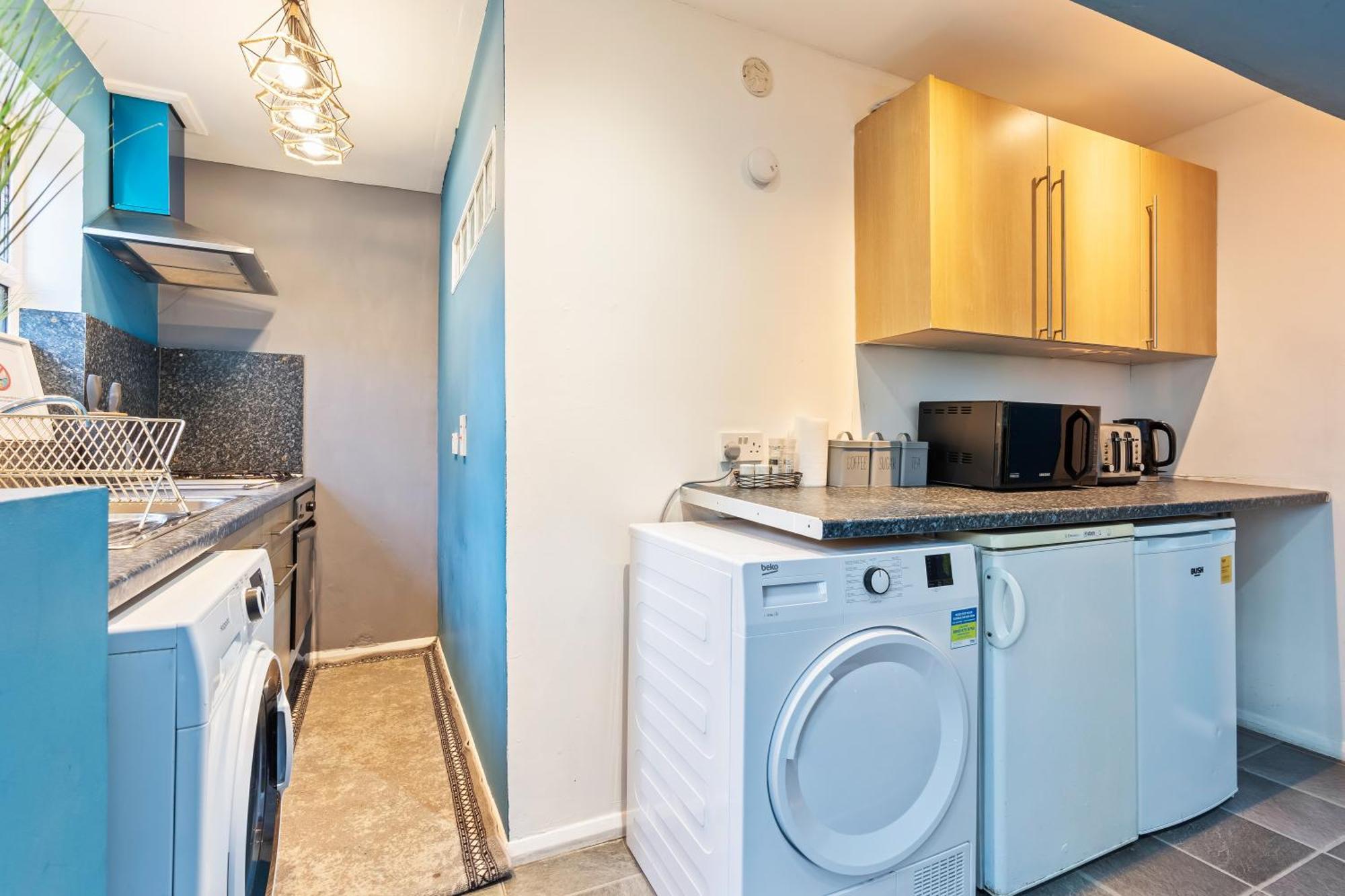 Comfy 4bed House Close To Subway