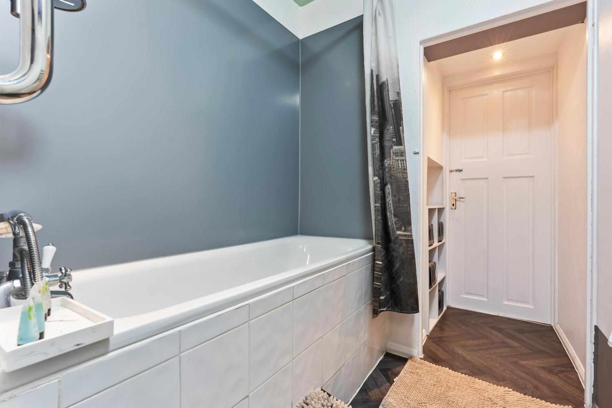 Comfy 4bed House Close To Subway