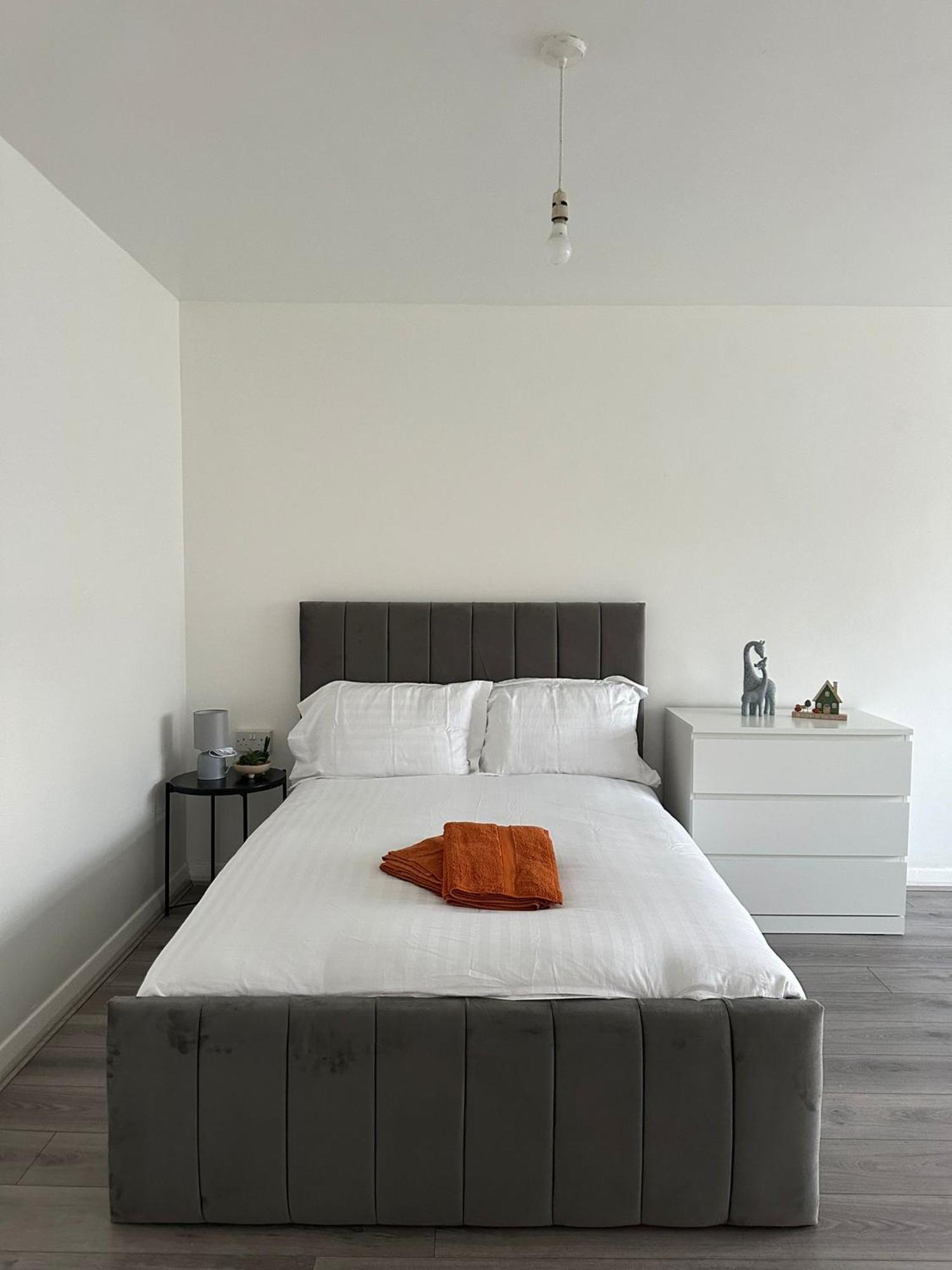 Modern In A 4 Bedroom Flat In London, Shared Bathroom! * Londres