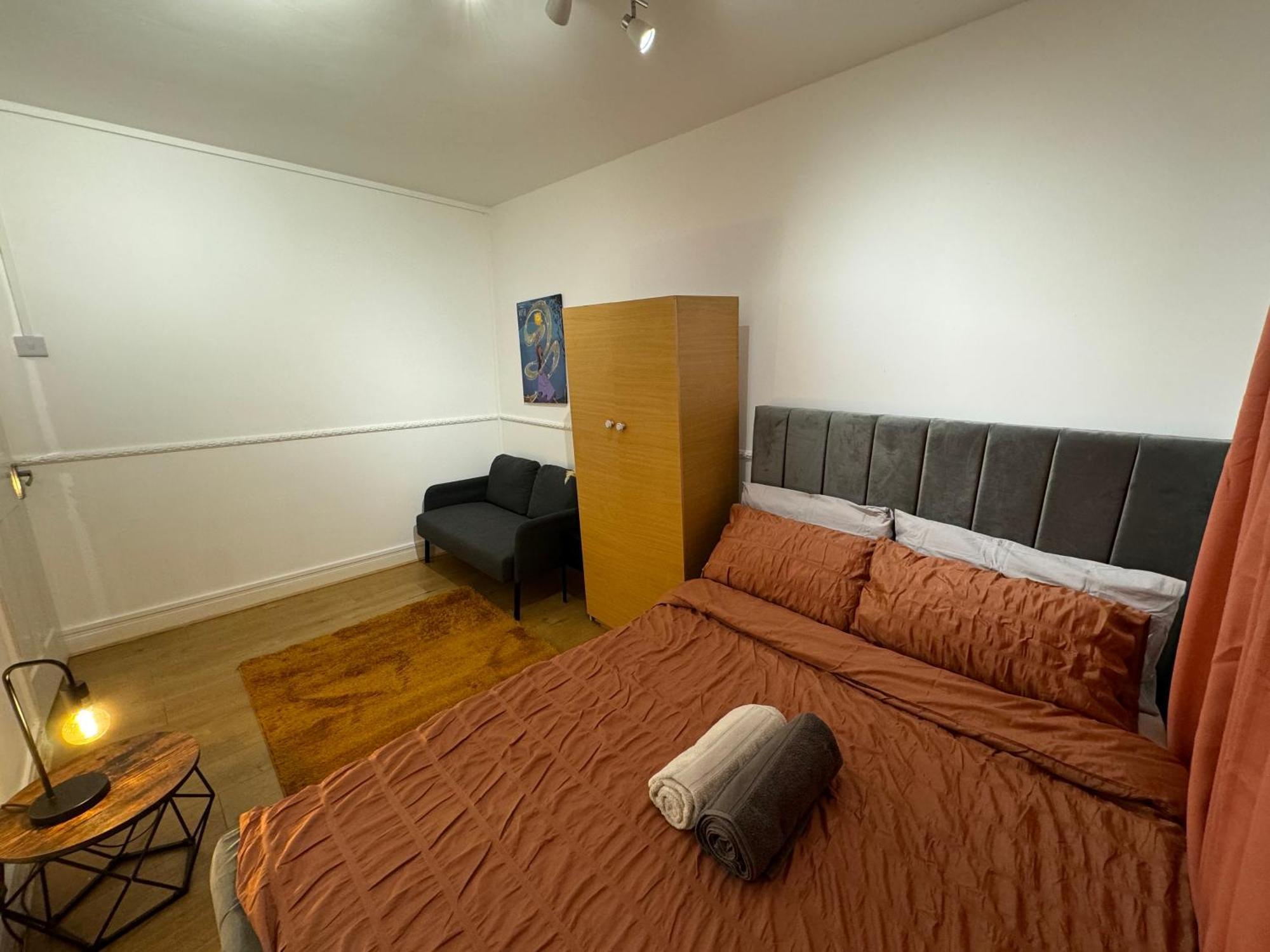 Lovely Spacious 2 Bedroom Flat In Bethnal Green, 3mins Away From Station *