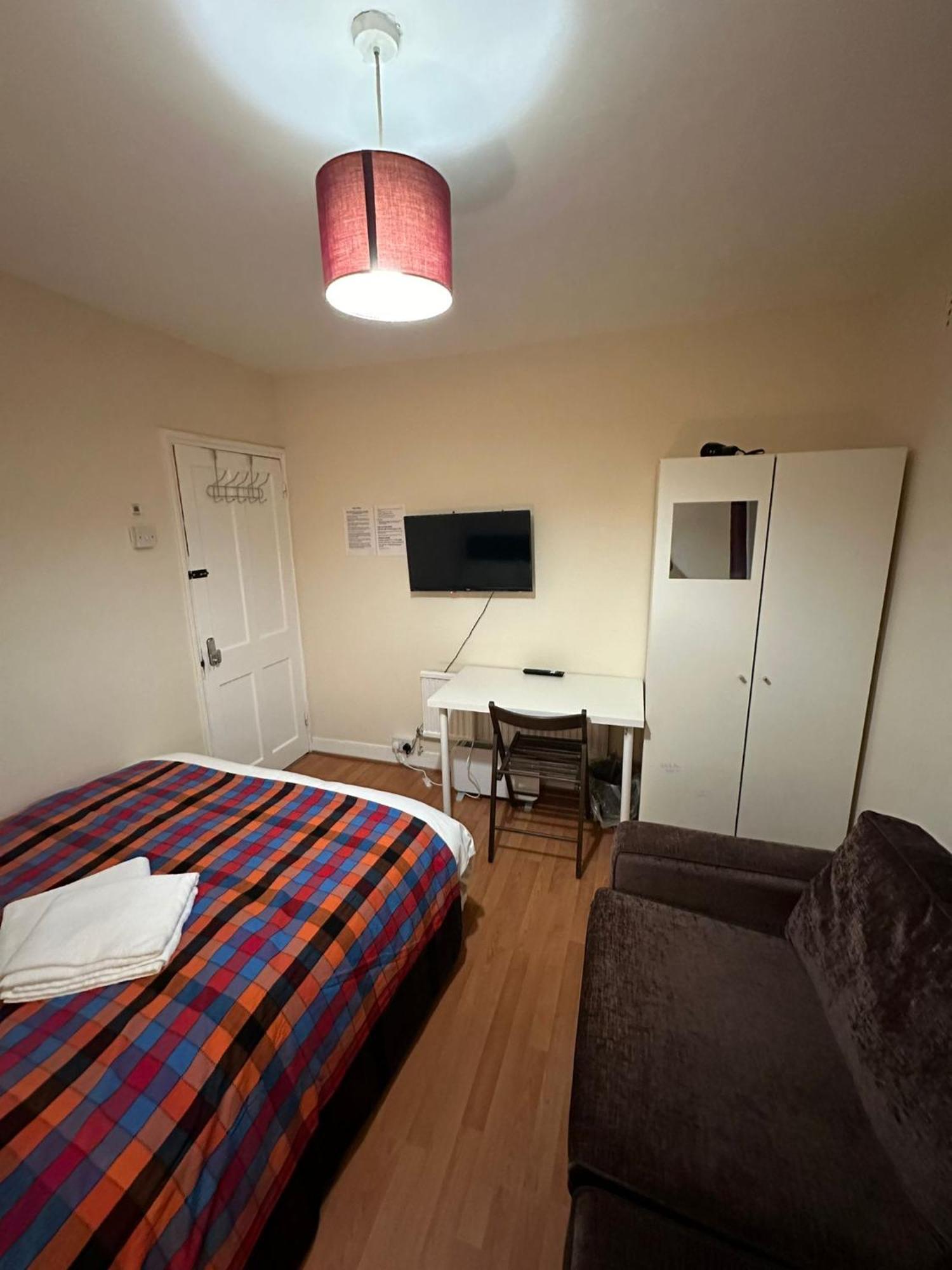 Beautiful 1 Private Bedroom In A Shared 3-Bedroom Apartment Minutes Walk From Bethnal Green * London