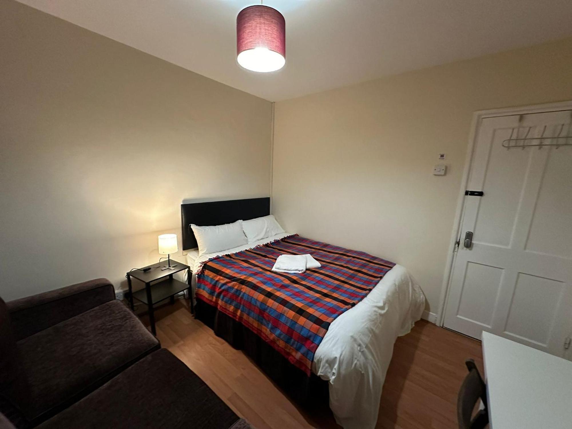Beautiful 1 Private Bedroom In A Shared 3-Bedroom Apartment Minutes Walk From Bethnal Green London