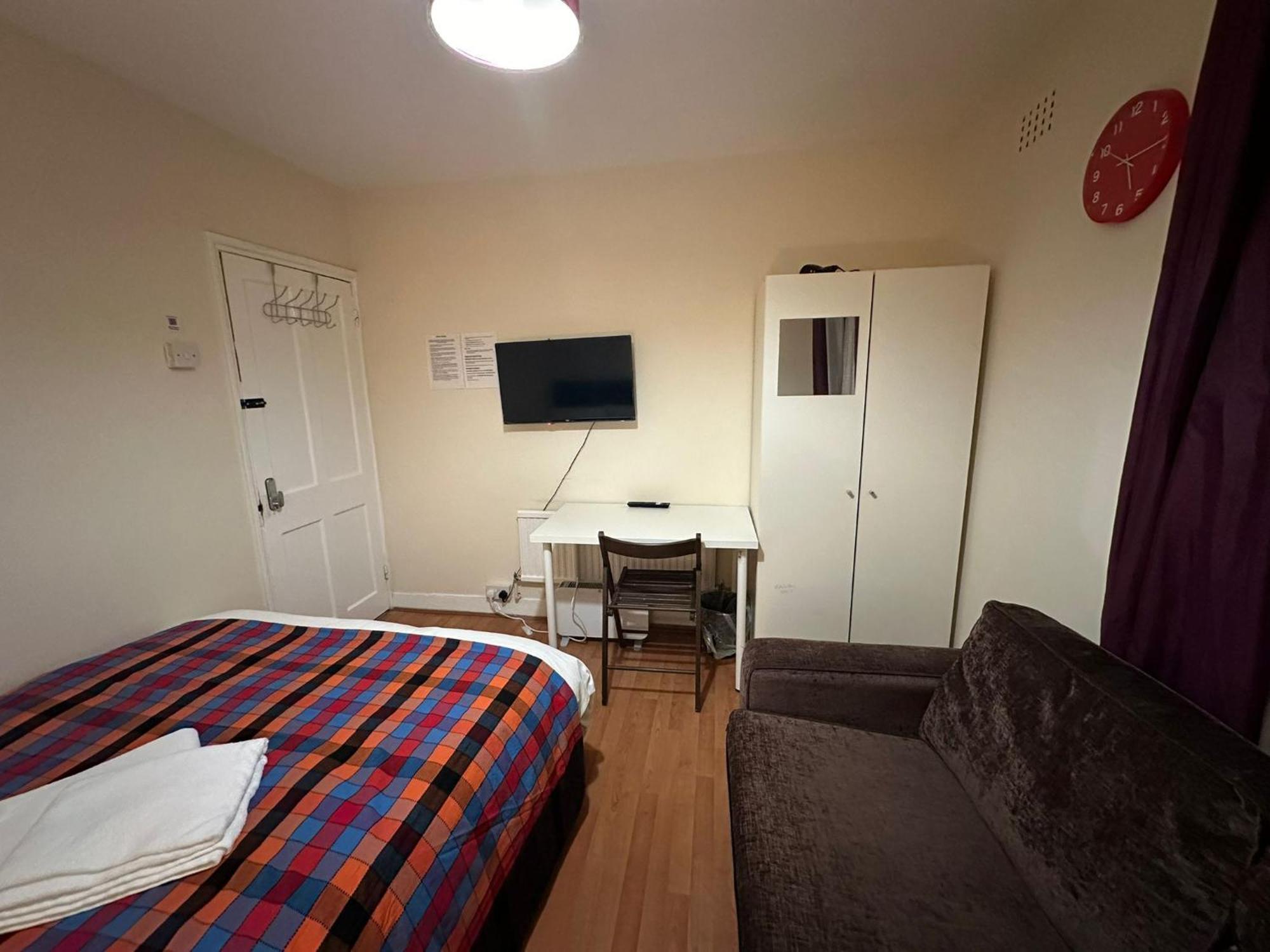 Beautiful 1 Private Bedroom In A Shared 3-Bedroom Apartment Minutes Walk From Bethnal Green * London