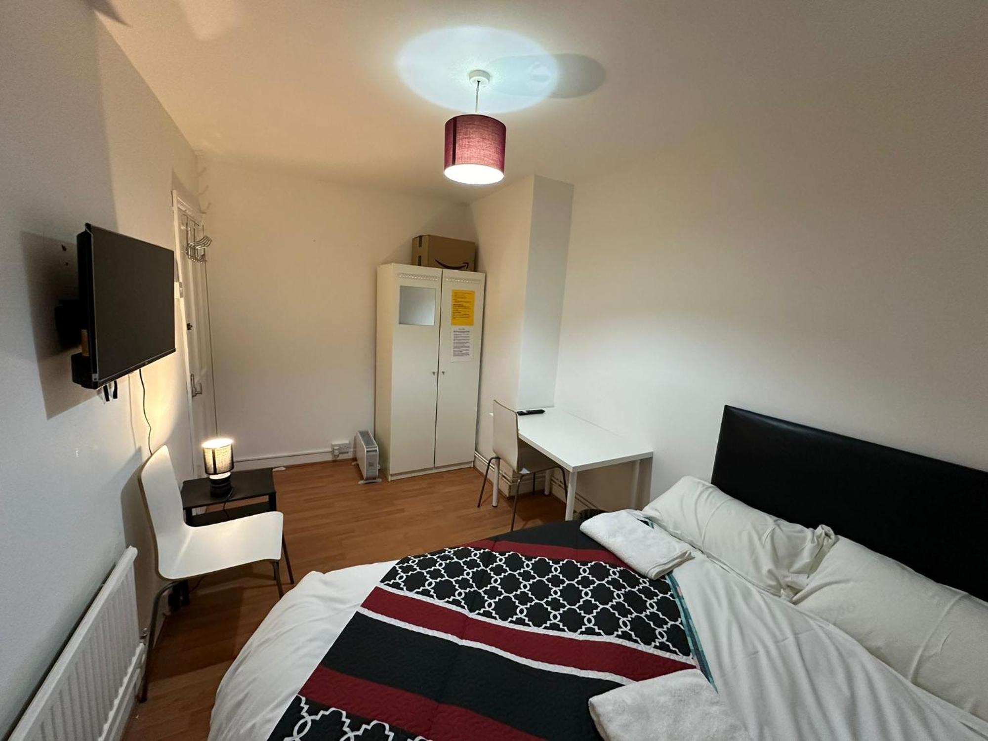 Beautiful 1 Private Bedroom In A Shared 3-bedroom Minutes Walk From Bethnal * Londres