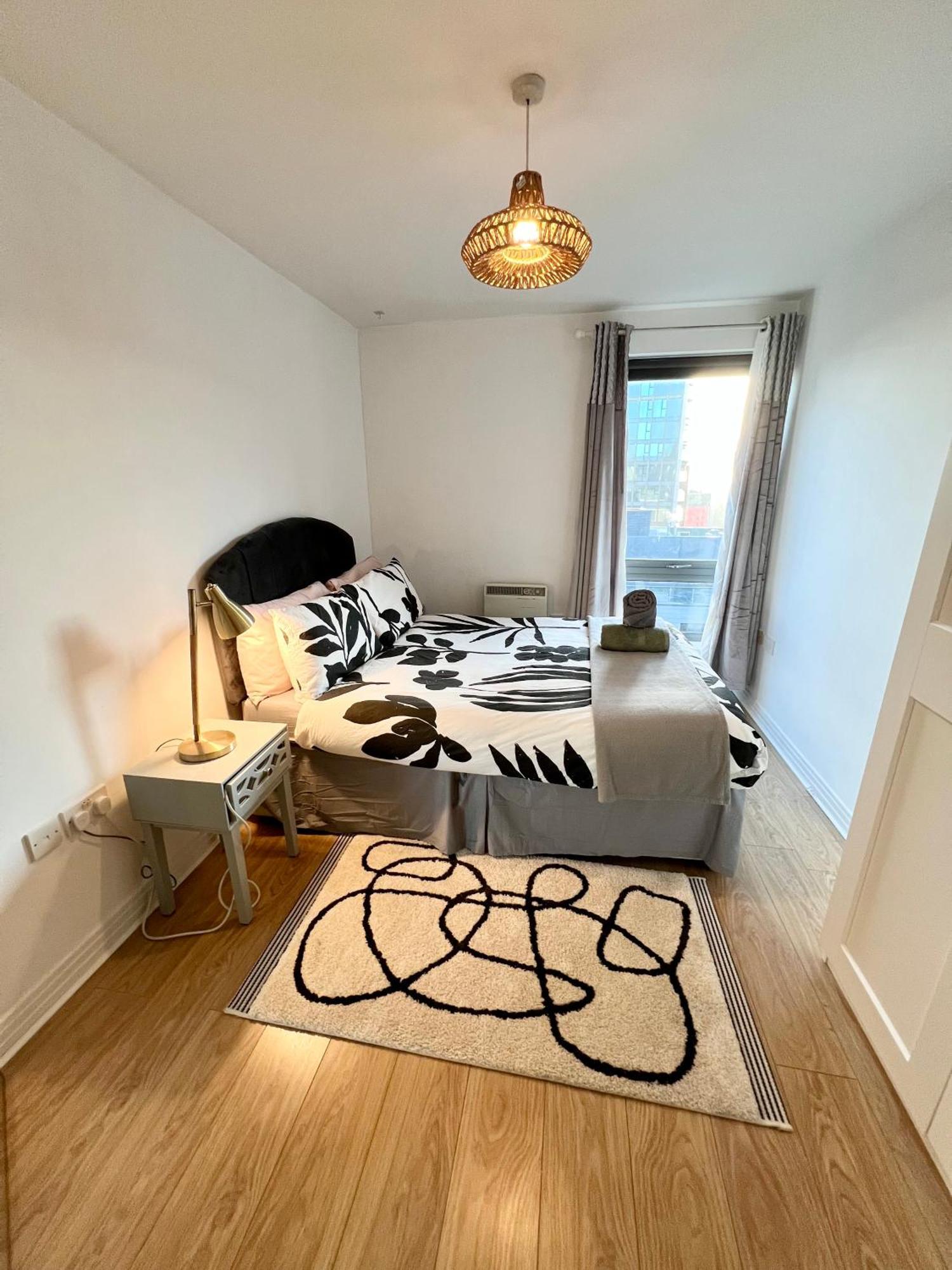 Spacious One Bedroom Flat Opposite Station * Londres