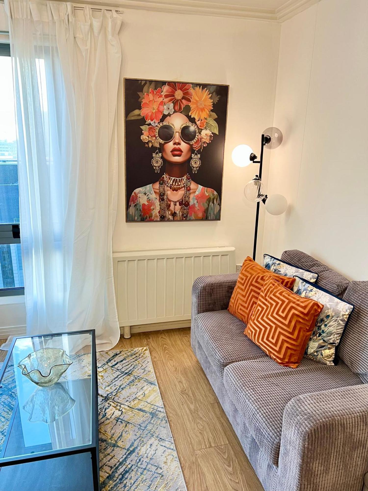 Spacious One Bedroom Flat Opposite Station Appartement *
