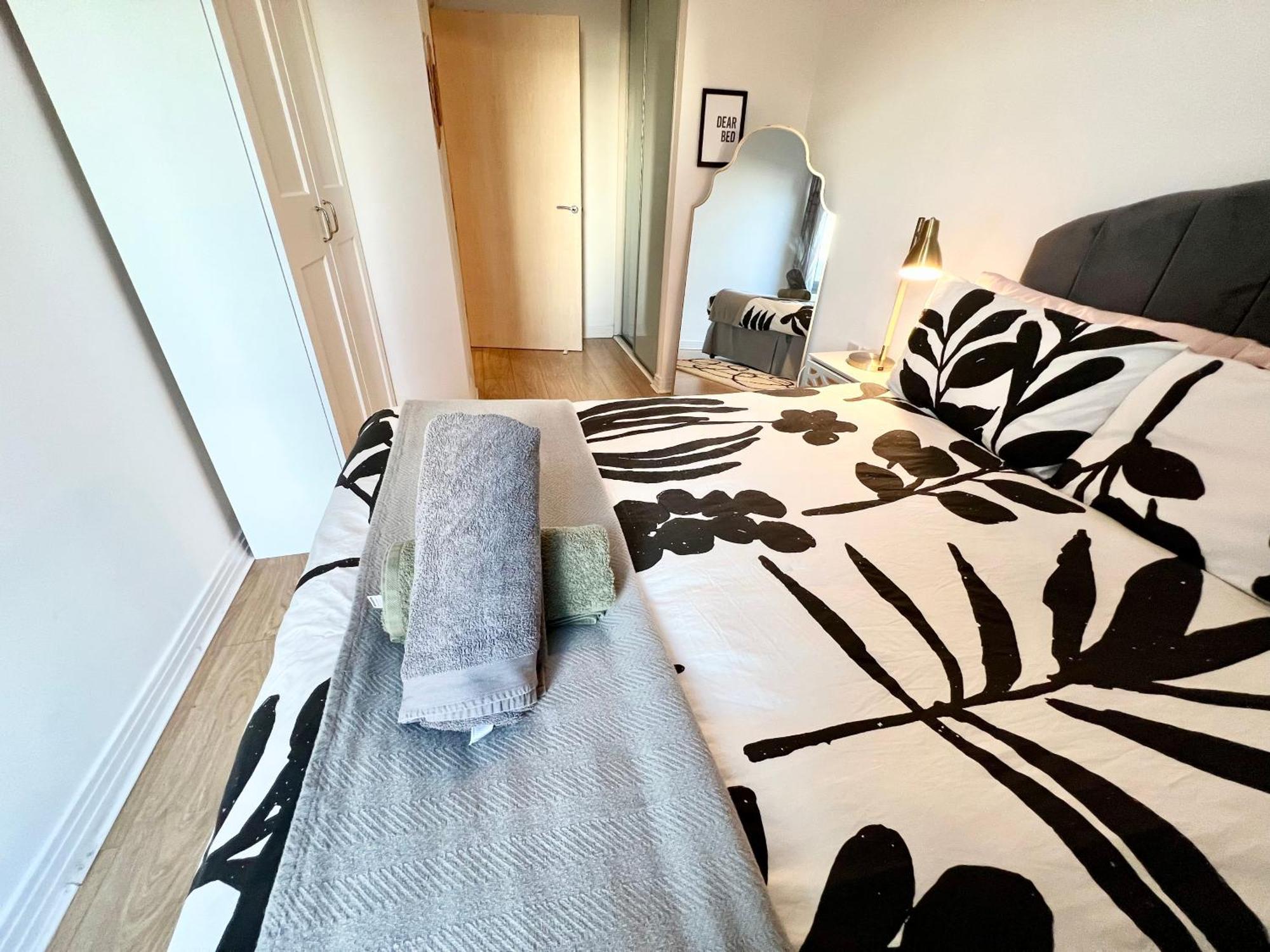 Spacious One Bedroom Flat Opposite Station *