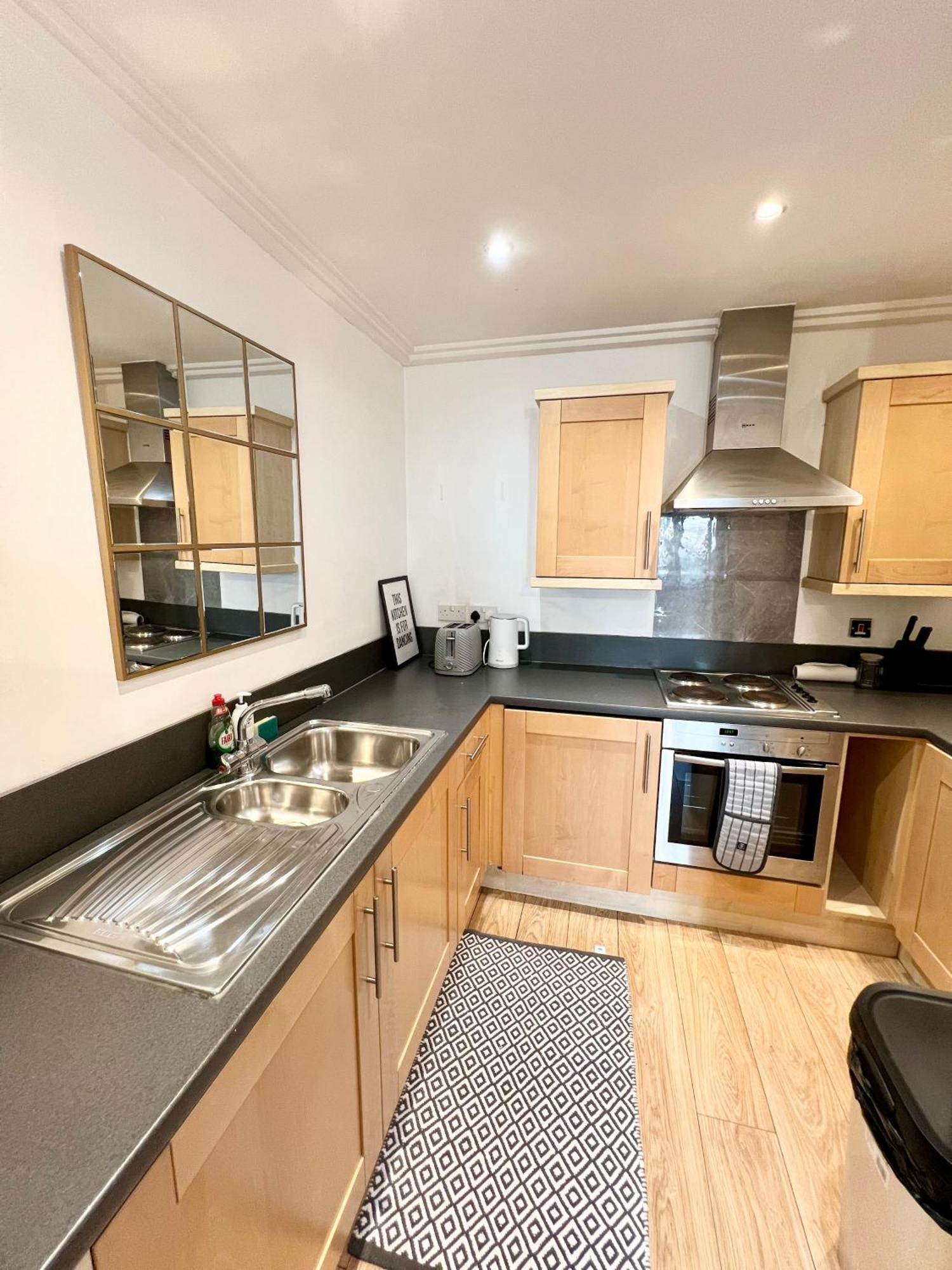 Spacious One Bedroom Flat Opposite Station Appartement Londres