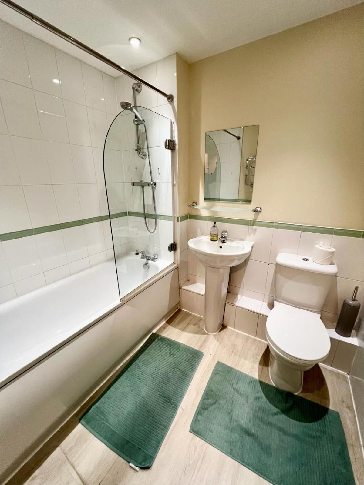 Spacious One Bedroom Flat Opposite Station London