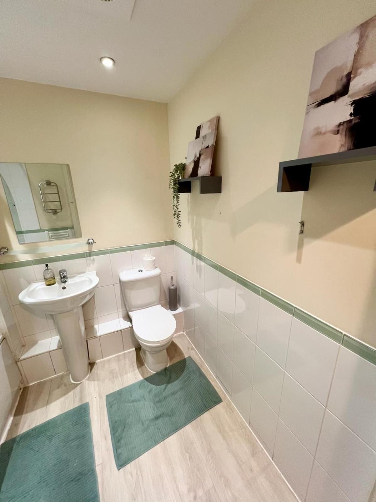 Spacious One Bedroom Flat Opposite Station * Londres