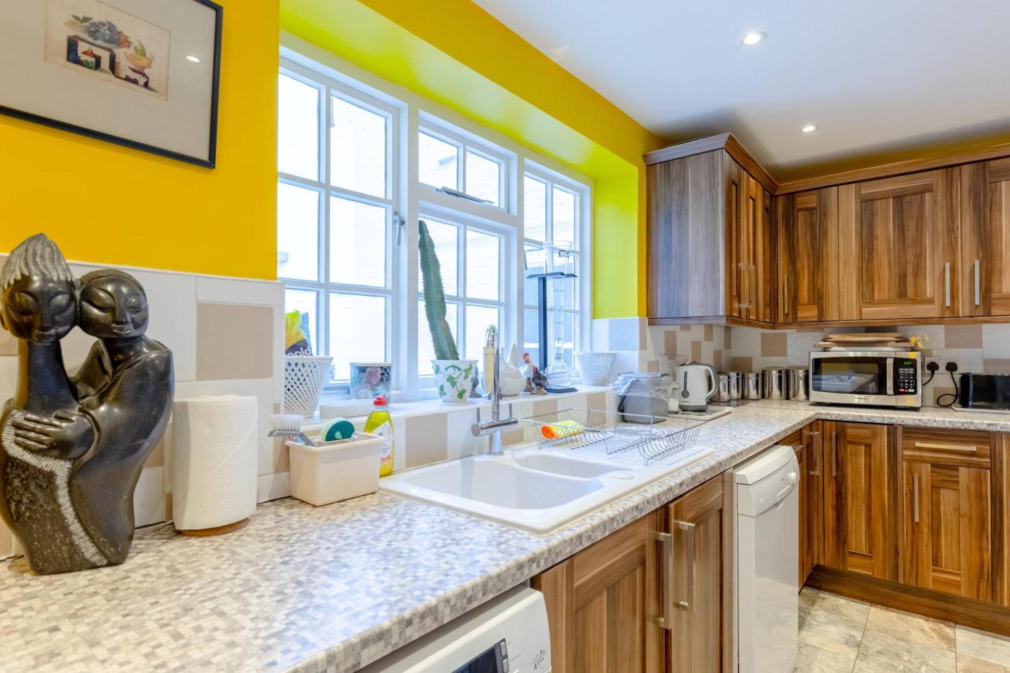 Regal Haven 4 Bed Near Buckingham Palace Apartment *