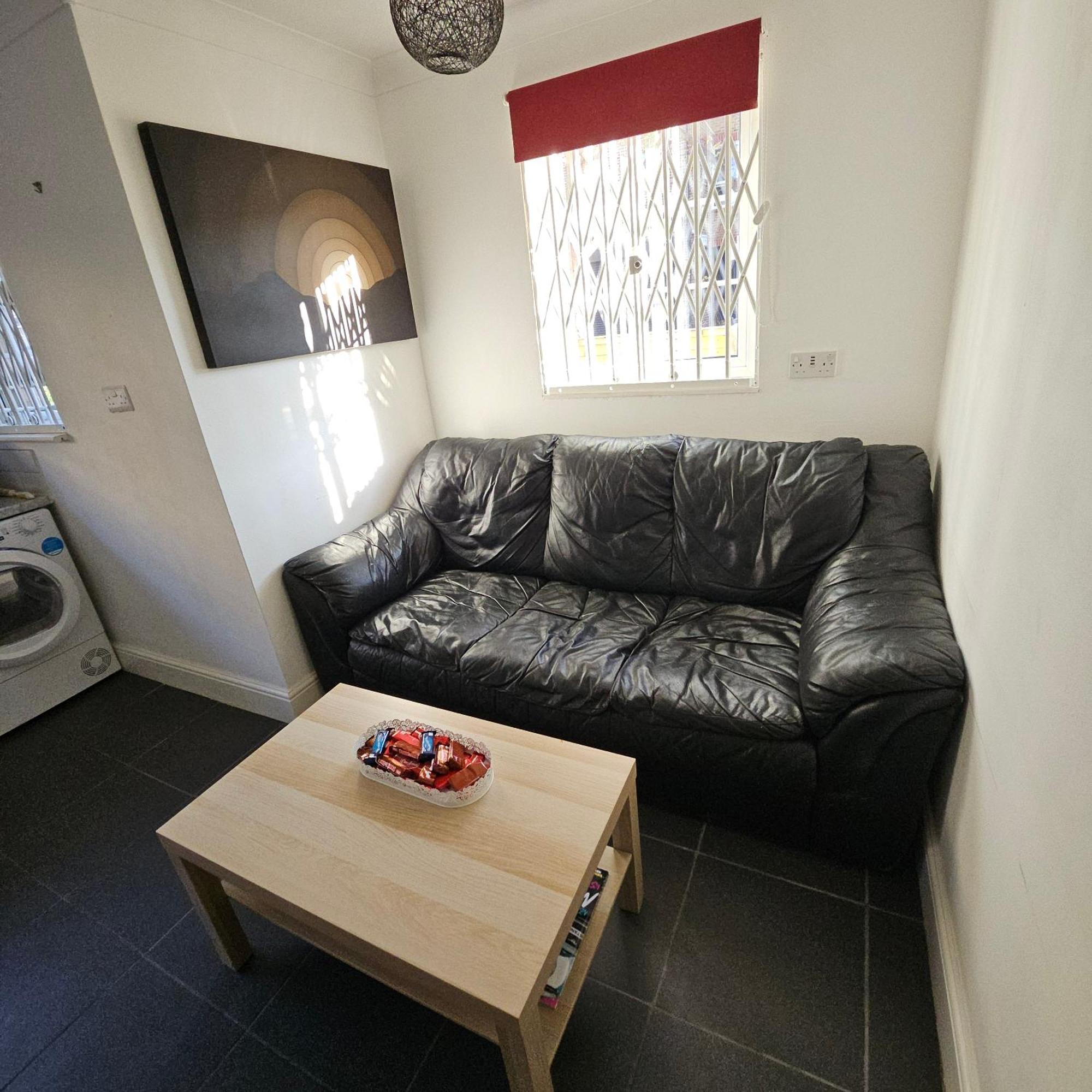 Modern Spacious 10 Minutes From Eye