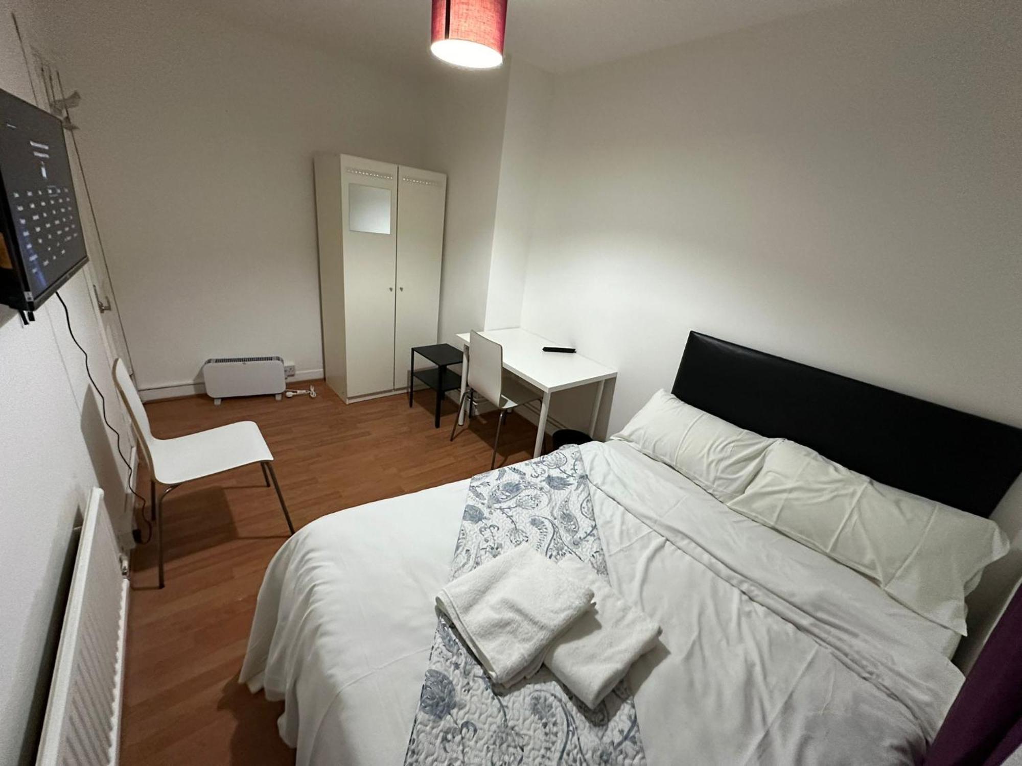 Beautiful 1 Private Bedroom In A Shared 3-bedroom Minutes Walk From Bethnal * Londres