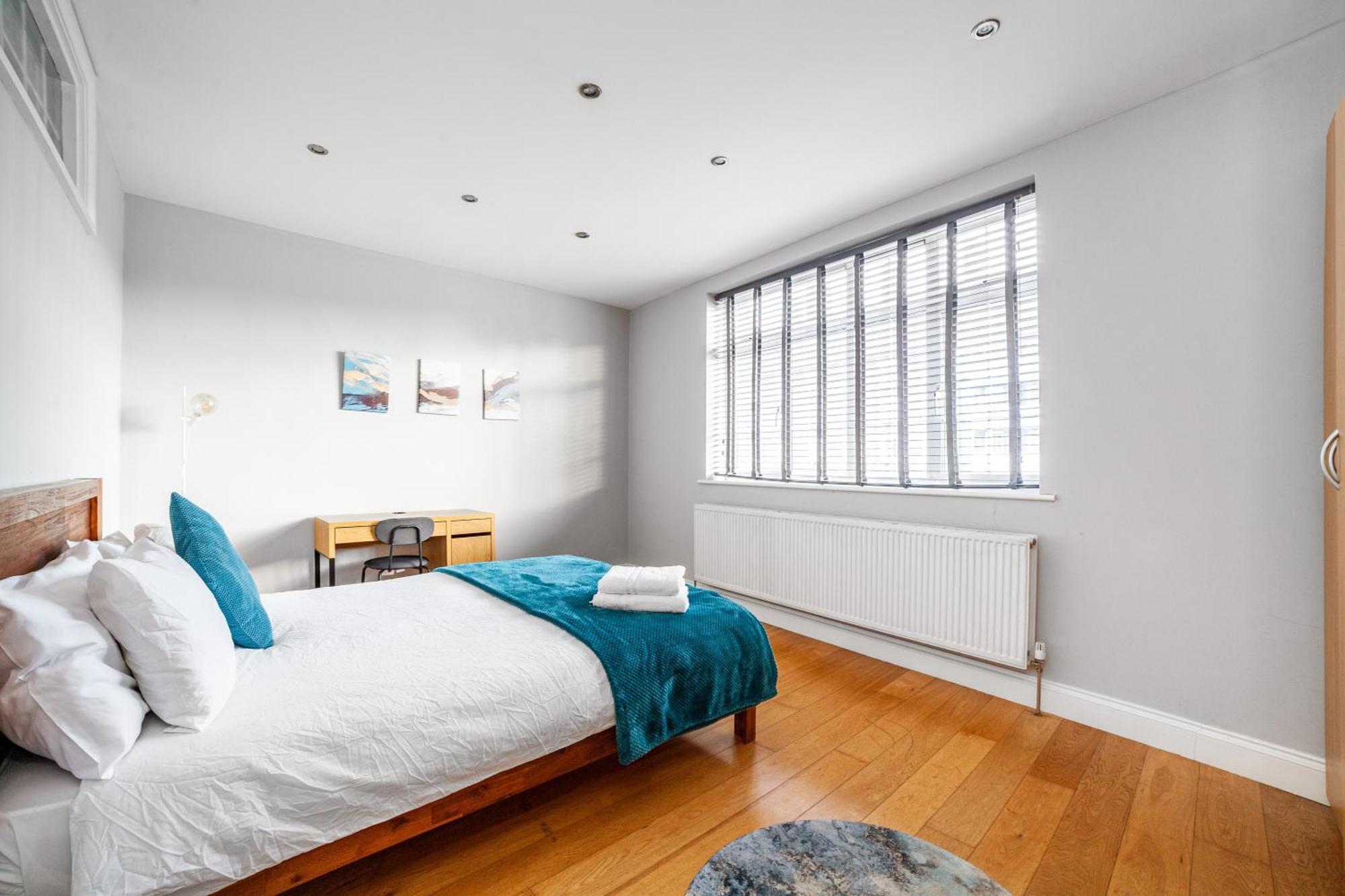 Relax And Unwind, King Beds Near Camden Town * Londen