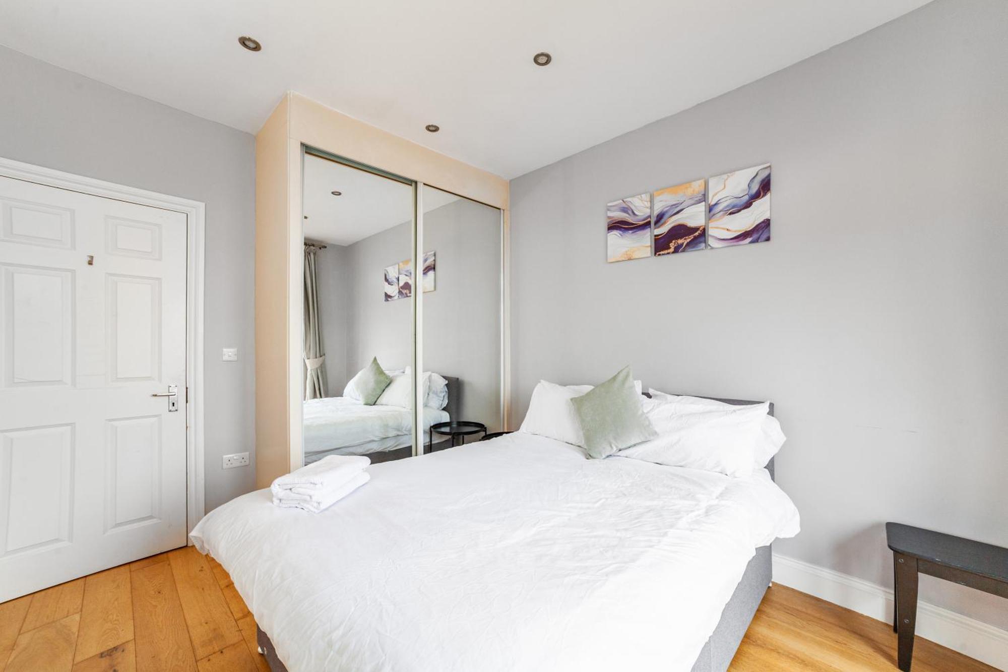 Relax And Unwind, King Beds Near Camden Town Appartement Londen