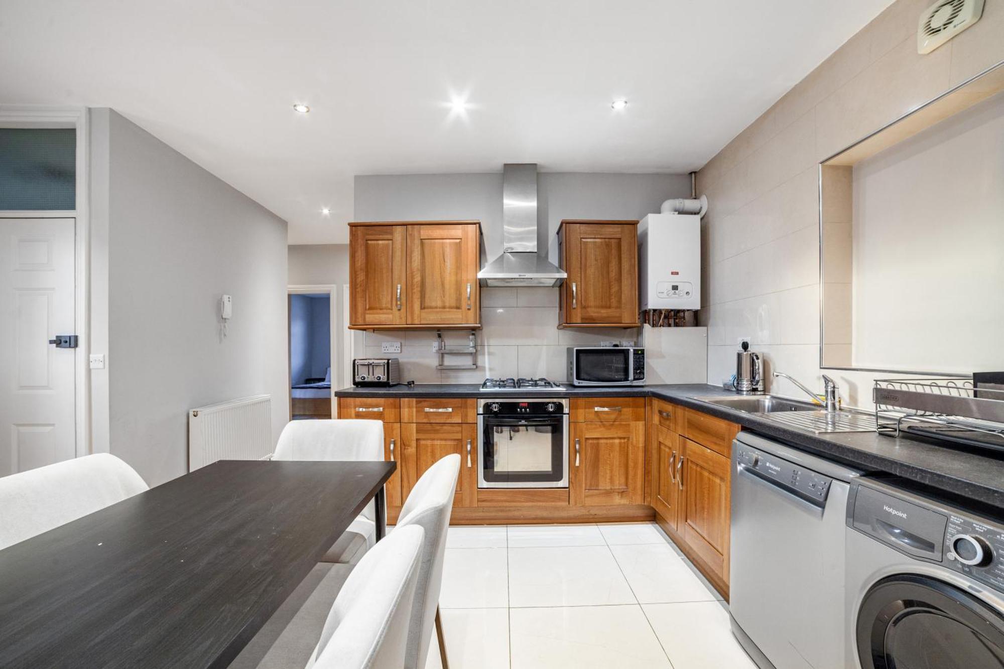 Relax And Unwind, King Beds Near Camden Town Londen