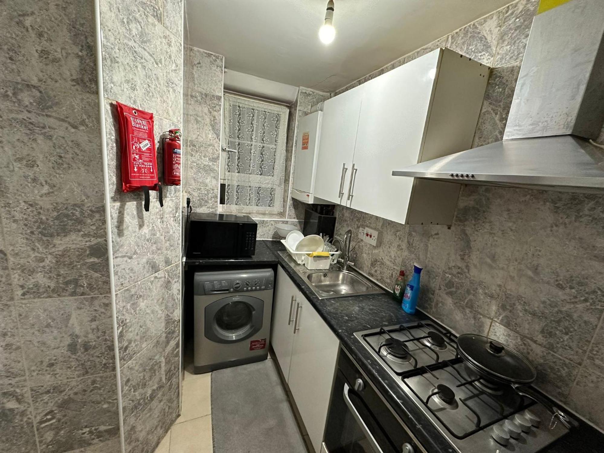 Beautiful 1 Private Bedroom In A Shared 3-Bedroom Apartment Minutes Walk From Bethnal Green * London