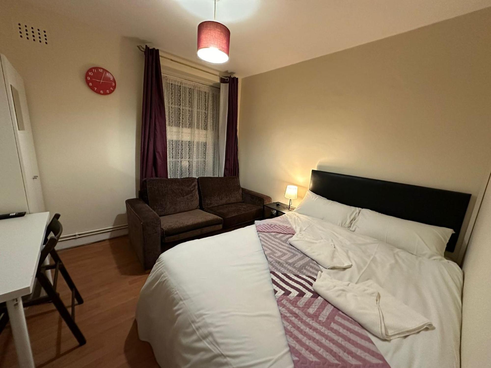 Beautiful 1 Private Bedroom In A Shared 3-Bedroom Apartment Minutes Walk From Bethnal Green Apartment *