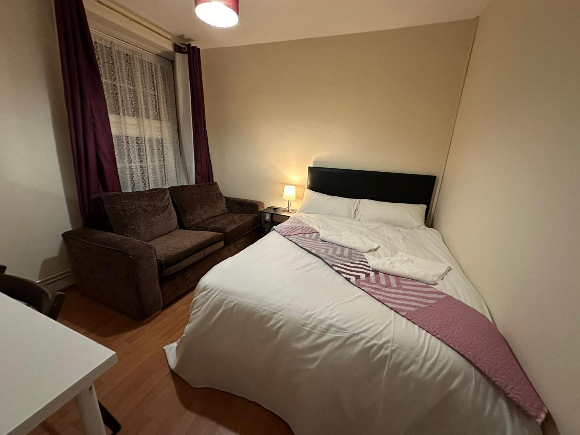 Beautiful 1 Private Bedroom In A Shared 3-Bedroom Apartment Minutes Walk From Bethnal Green *