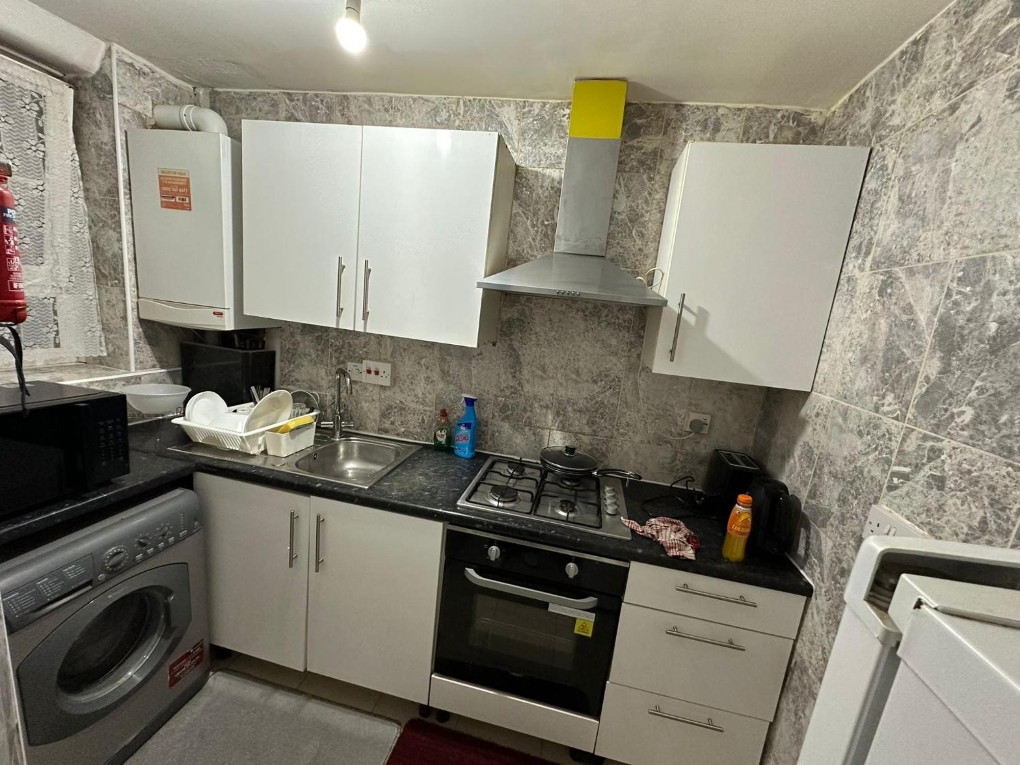 Beautiful 1 Private Bedroom In A Shared 3-Bedroom Apartment Minutes Walk From Bethnal Green * London