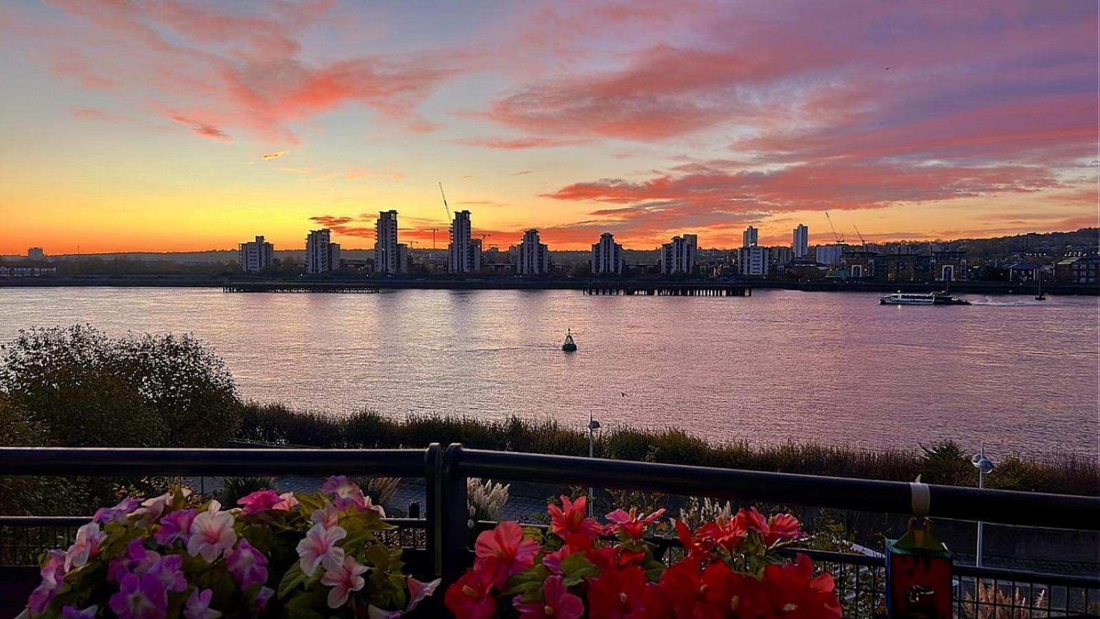 Stunning 2 Bed River View Gogh Experience