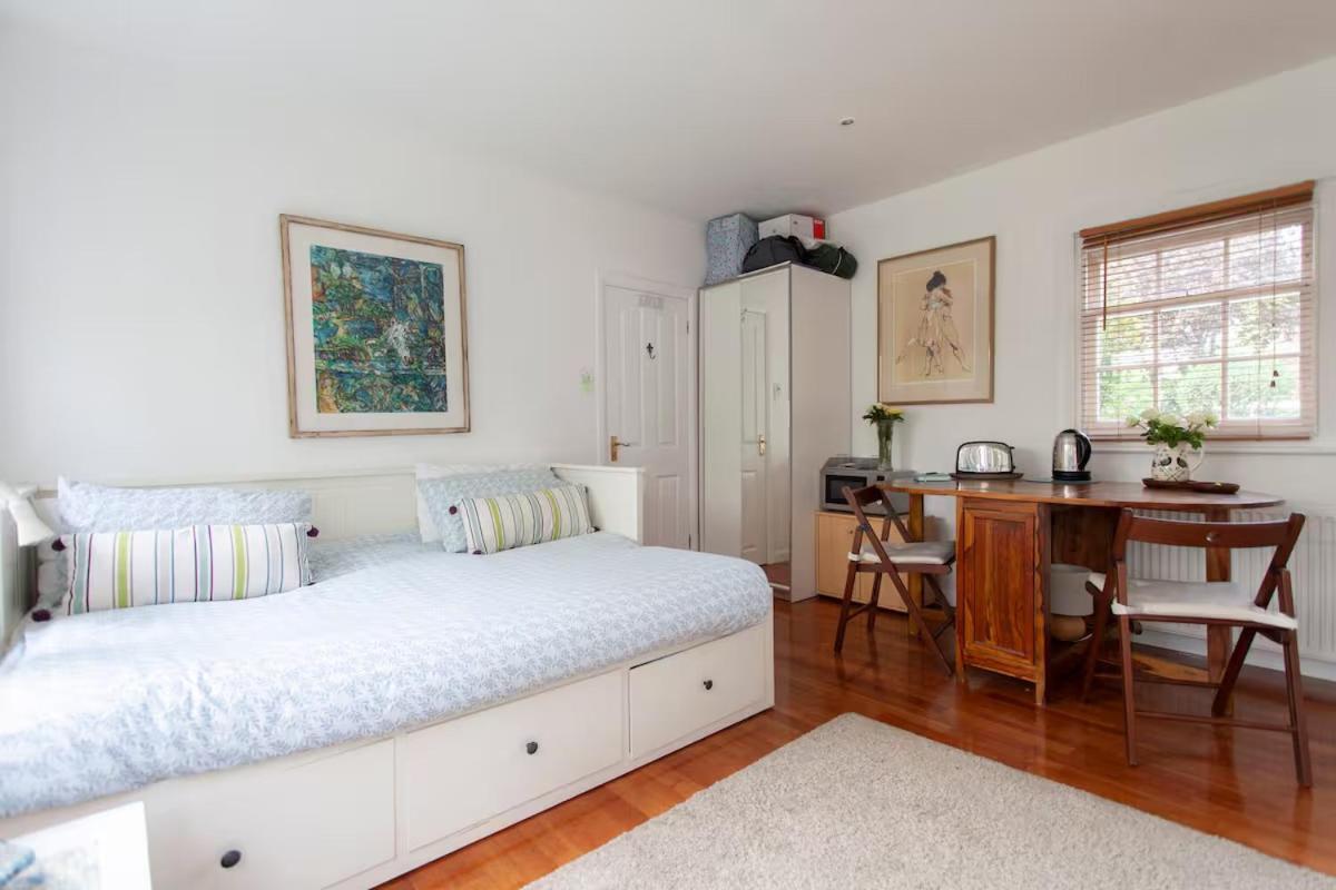 Self Contained Garden Bed and breakfast Londres