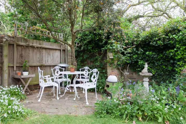 Self Contained Garden Bed and breakfast