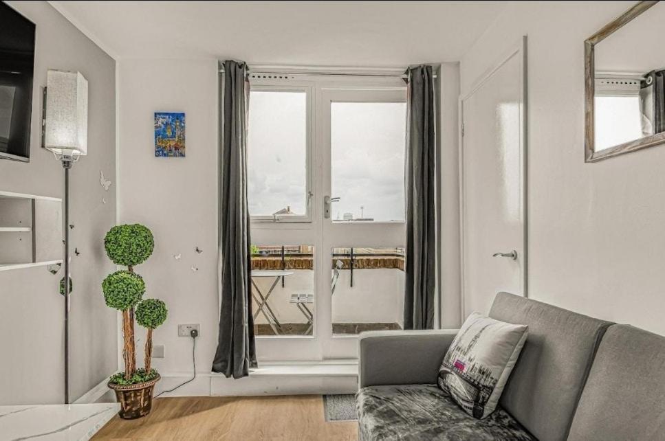 Amazing Marina-overlooking 1bed Londres