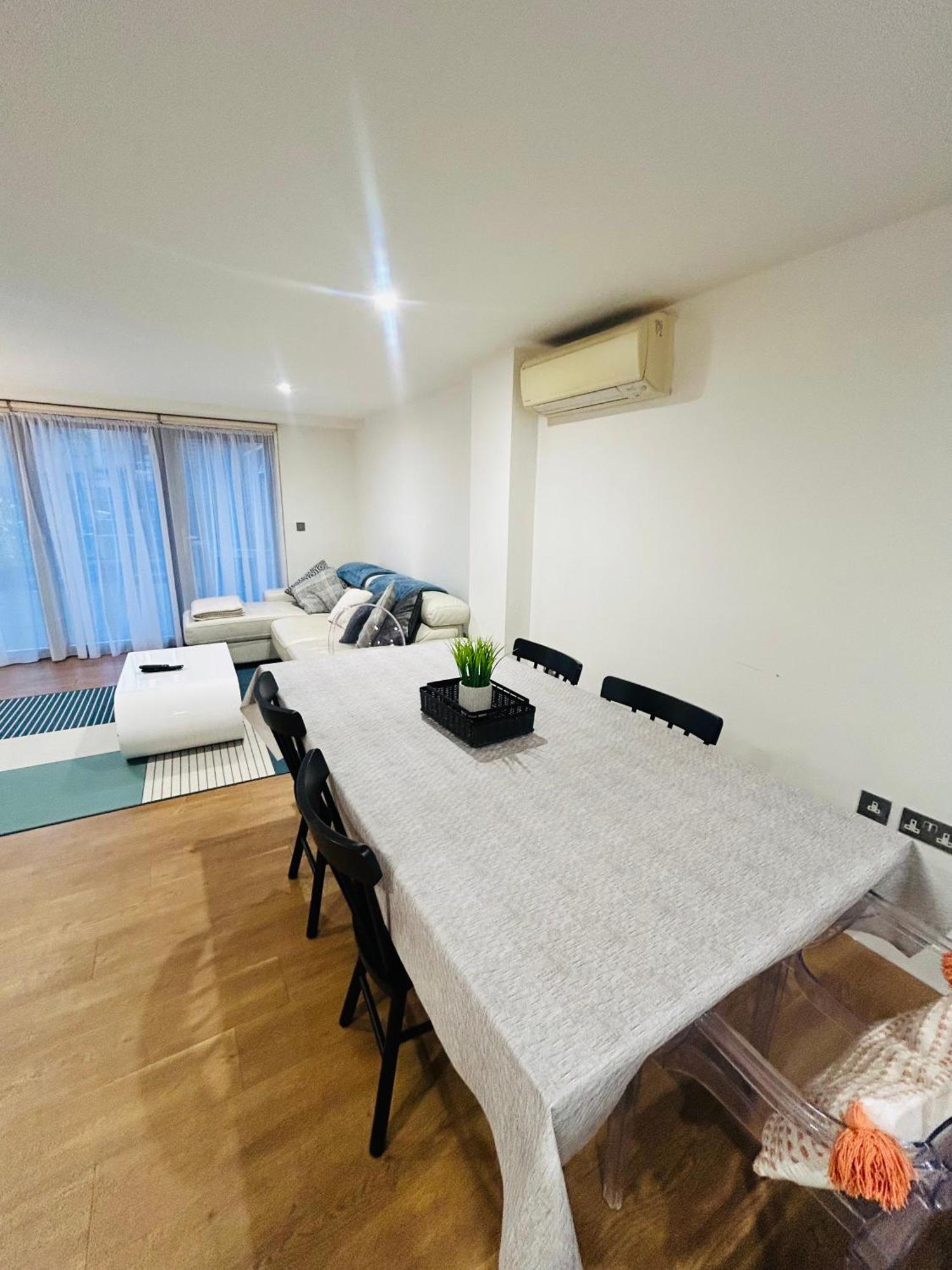 Modern 2 Bed 2 Bath With Outdoor Space Hyde Park *