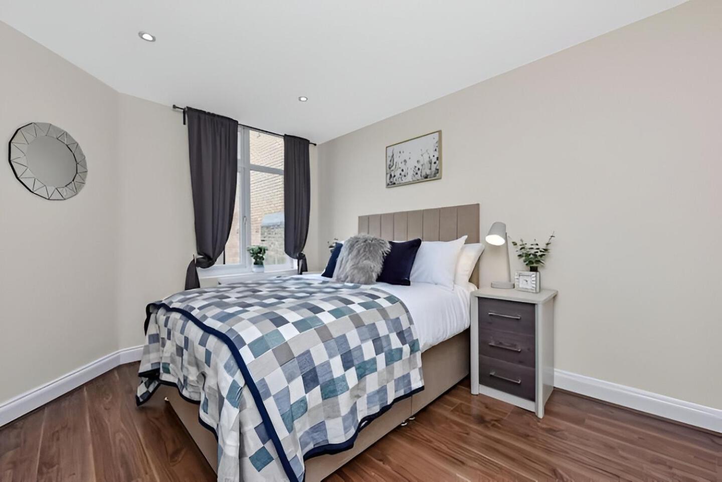 Lovely Family Flat With Excellent Transport Links *
