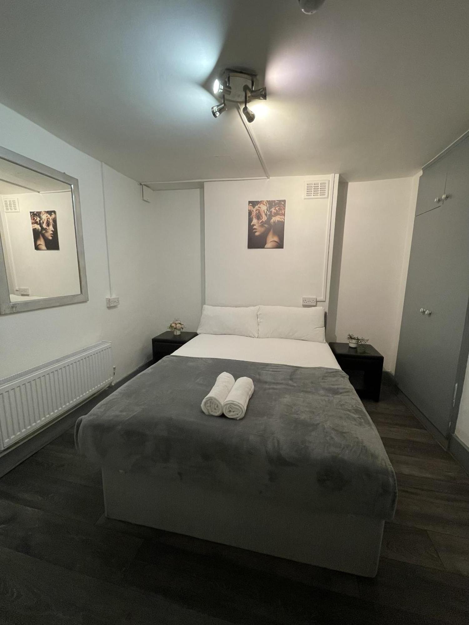 Euston Budget And Couette-café *