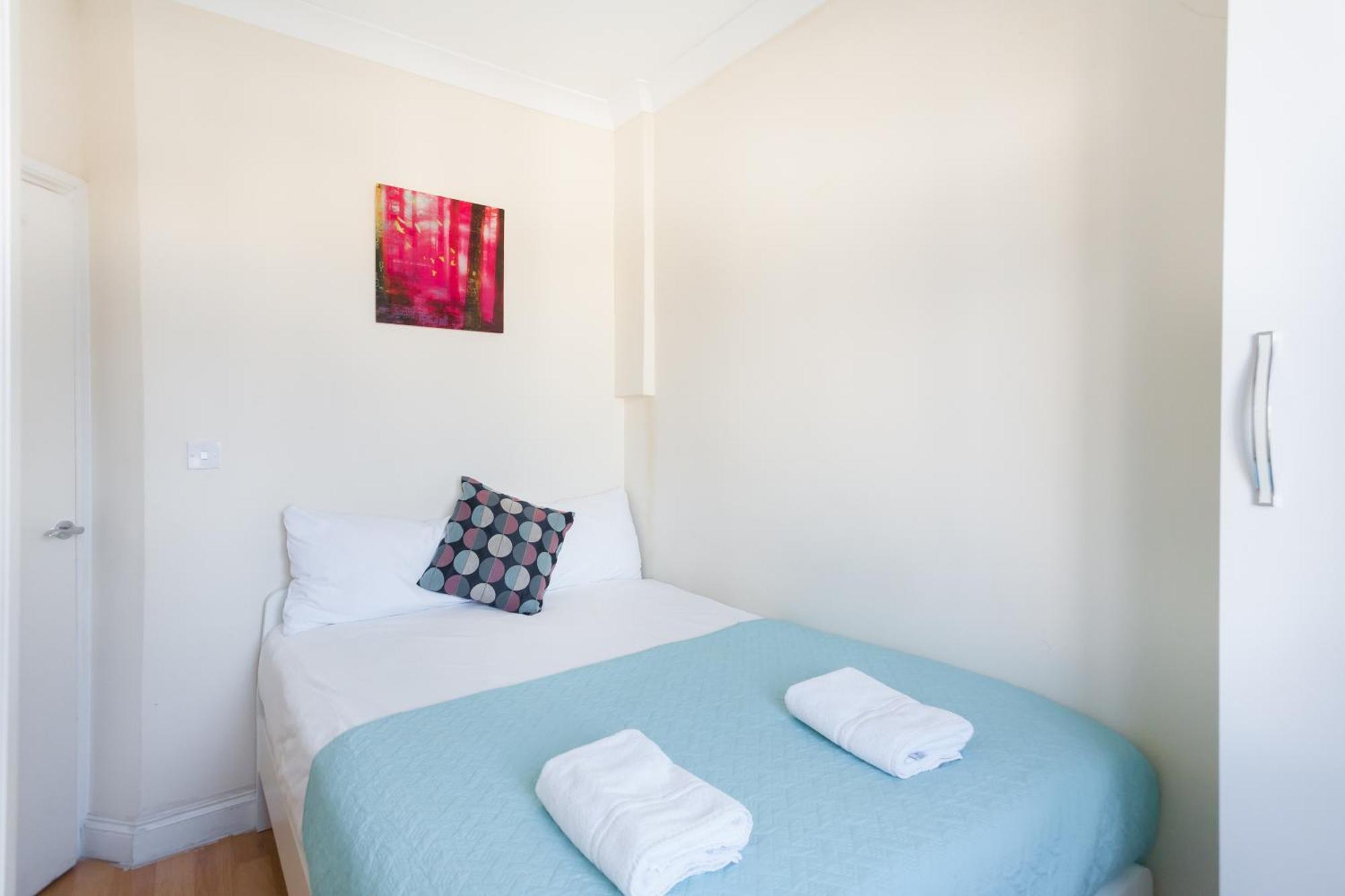 Euston Budget And Couette-café *
