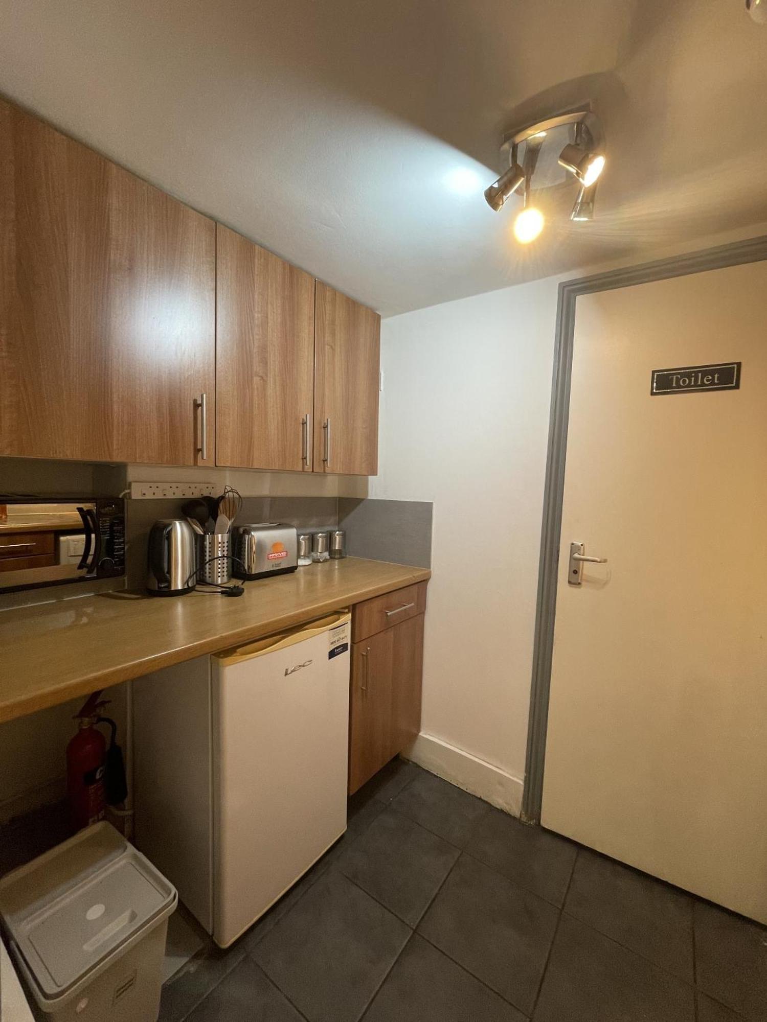 Euston Budget And Couette-café