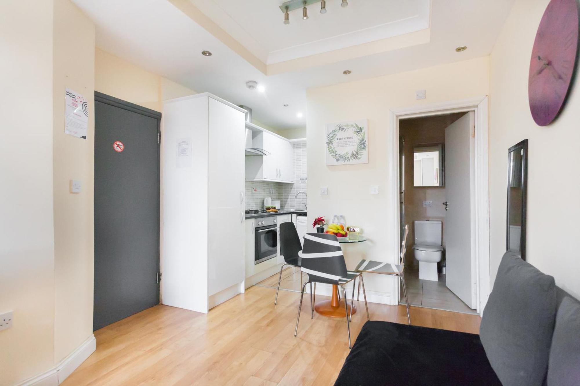 Euston Budget And Couette-café *