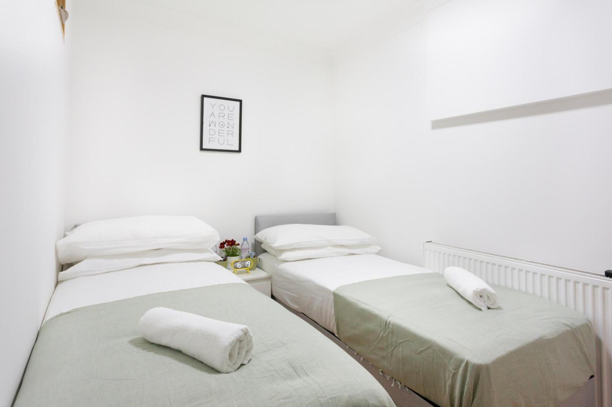 Euston Budget And Couette-café *