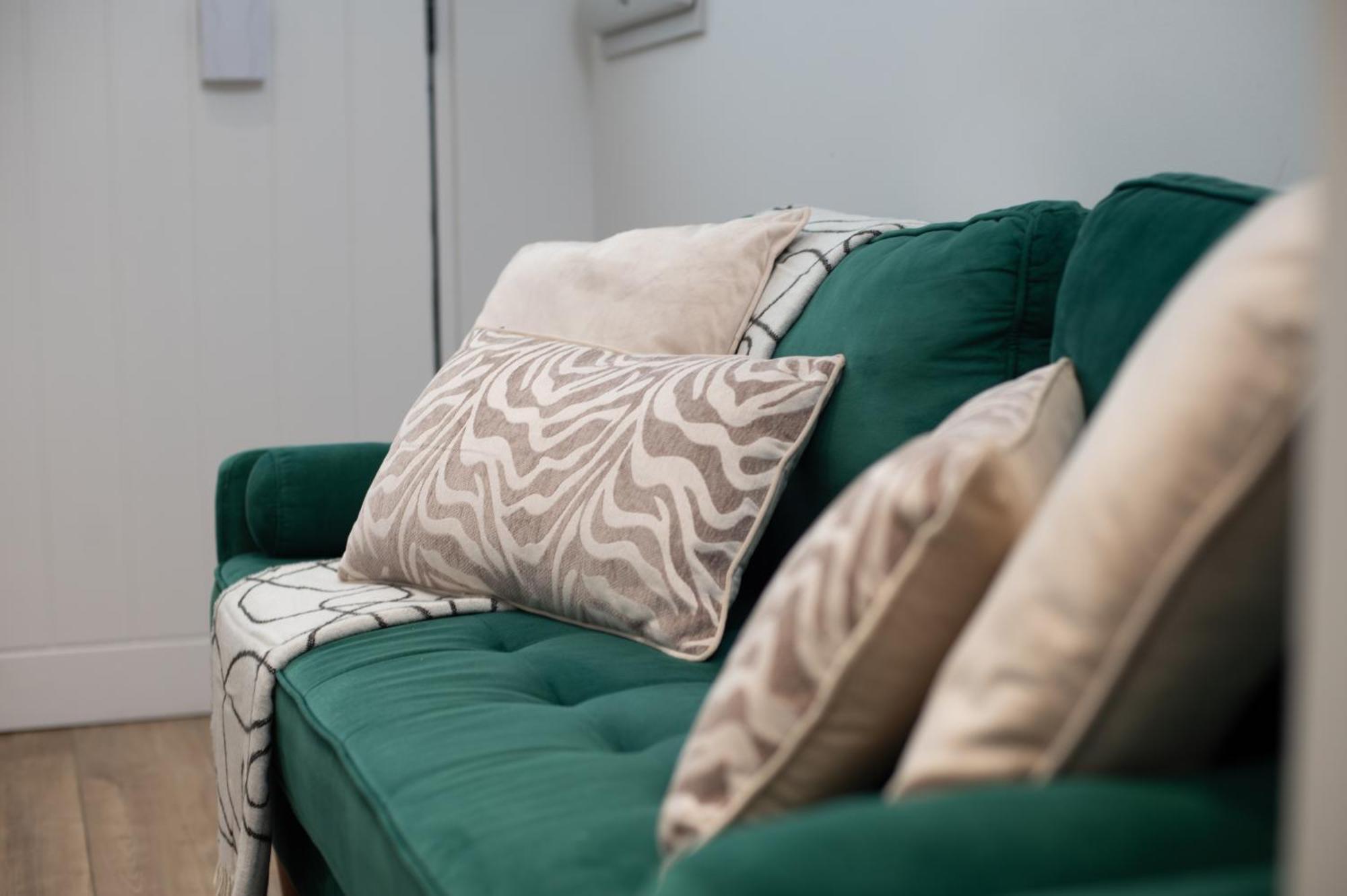 Stylish And Modern 2 Bedroom Flat, Finsbury Park, Sleeps Up To 6 Guests 3 Double Beds, Near Emirates Stadium *