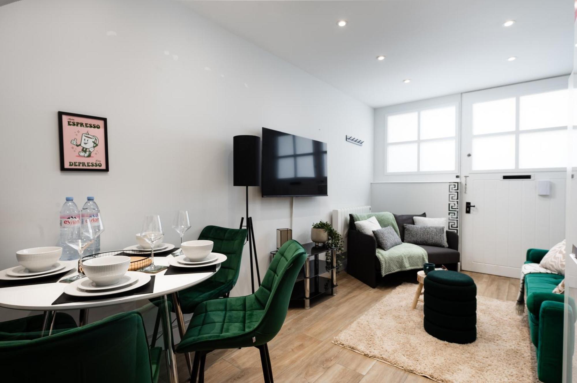Stylish And Modern 2 Bedroom Flat, Finsbury Park, Sleeps Up To 6 Guests 3 Double Beds, Near Emirates Stadium