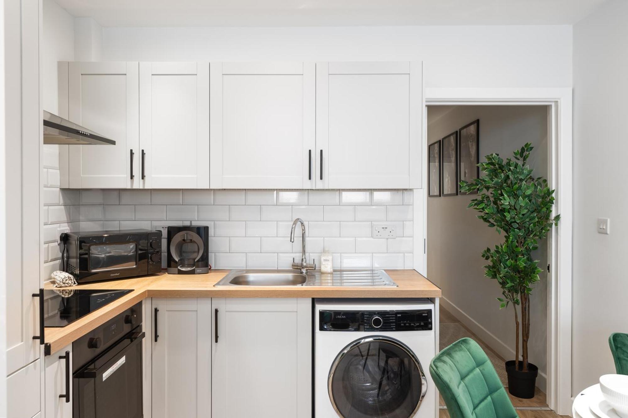 Stylish And Modern 2 Bedroom Flat, Finsbury Park, Sleeps Up To 6 Guests 3 Double Beds, Near Emirates Stadium *